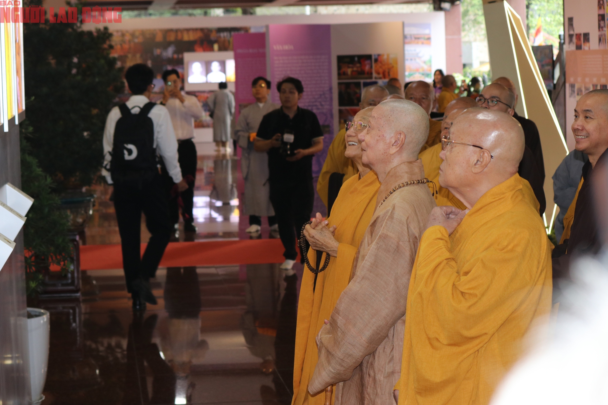 Triển l&atilde;m "45 năm Gi&aacute;o hội Phật gi&aacute;o Việt Nam: Ph&aacute;t triển c&ugrave;ng đất nước - Bước v&agrave;o kỷ nguy&ecirc;n mới" - Ảnh 10.
