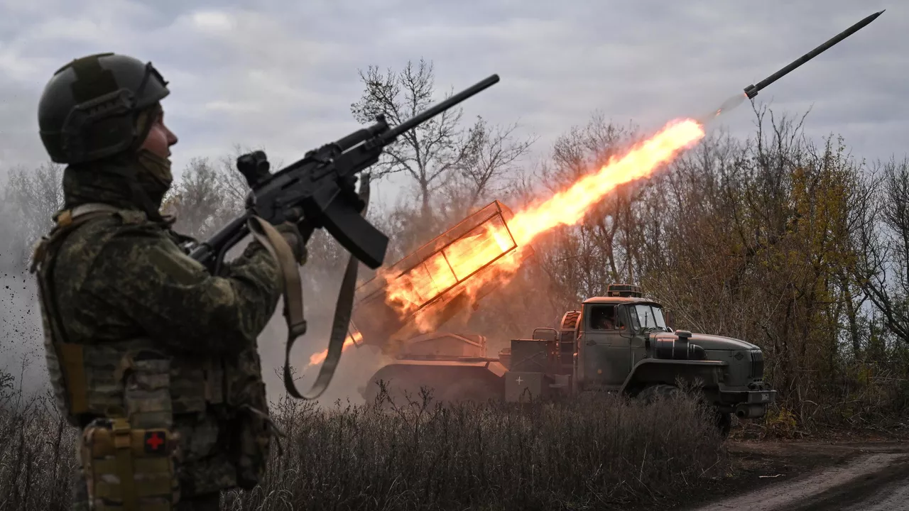 Nga nói đã “kiểm soát hoàn toàn Lugansk”, ra tối hậu thư cho Ukraine - Ảnh 1.