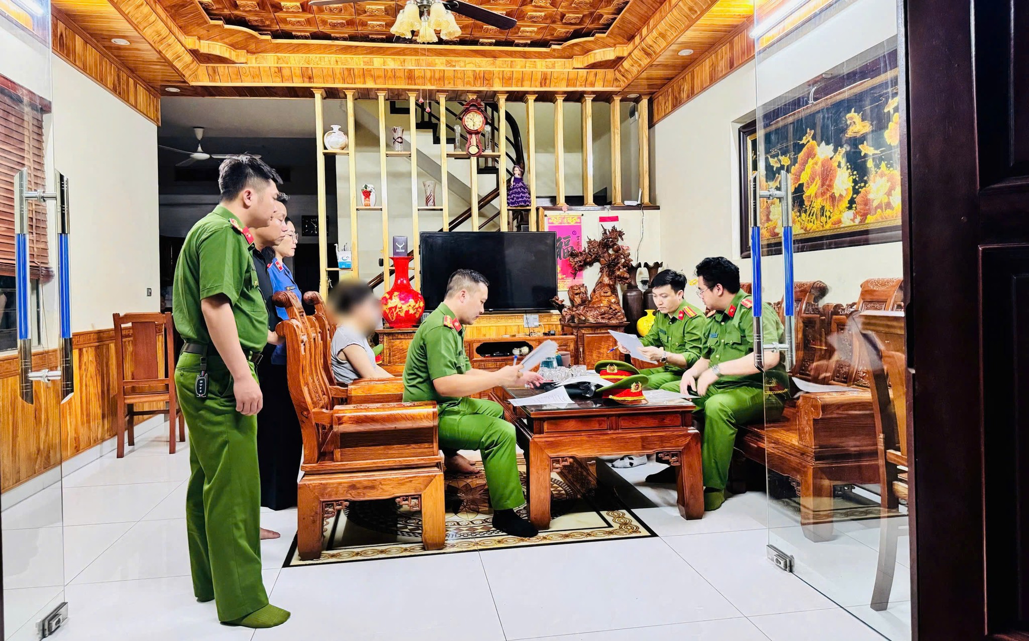 Cận cảnh khám xét, bắt giữ nhiều cán bộ liên quan đến nhóm “xã hội đen” núp bóng doanh nghiệp - Ảnh 2.