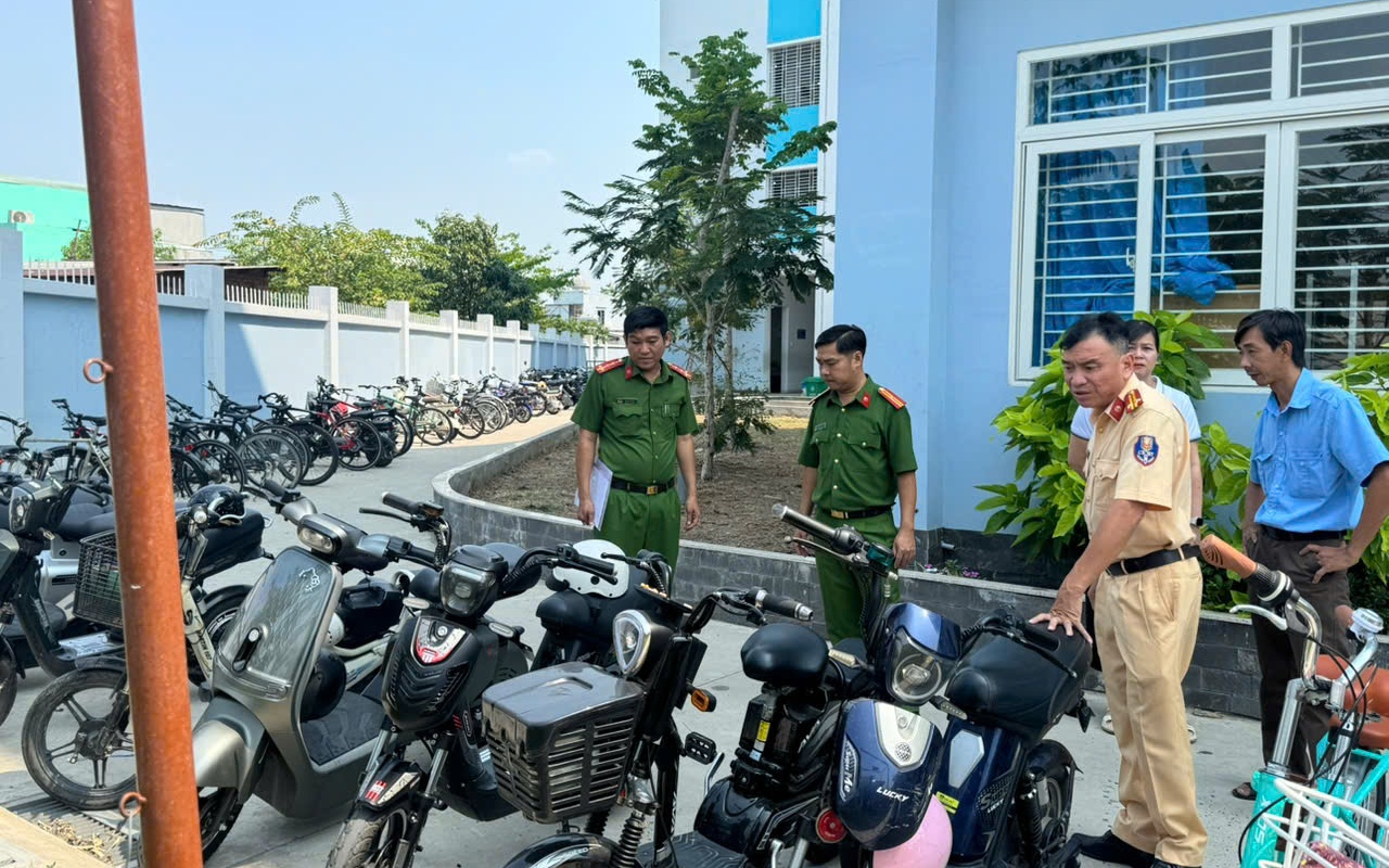 CSGT TPHCM kiểm tra trường học, phát hiện nhiều học sinh vi phạm