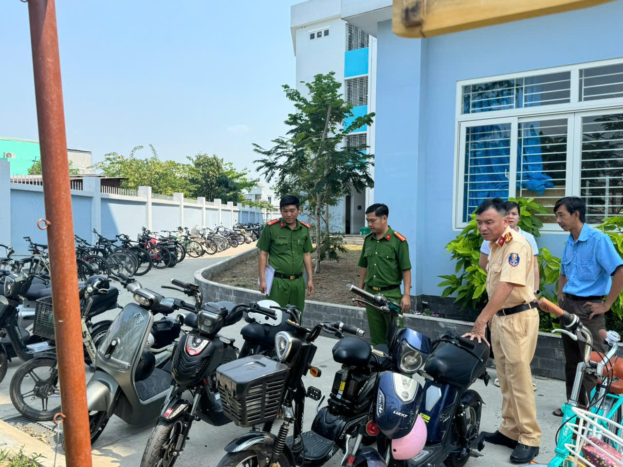 CSGT TPHCM kiểm tra trường học, phát hiện nhiều học sinh vi phạm - Ảnh 1.