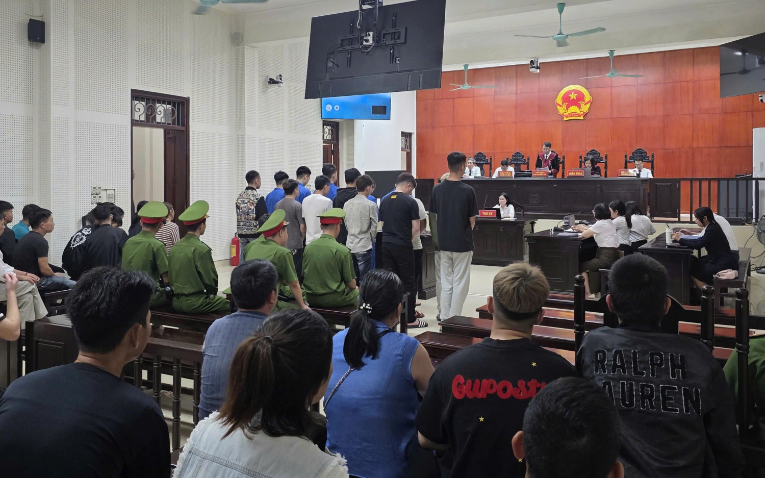 5 bị cáo trong nhóm "báo thủ" lĩnh án về tội "Giết người"