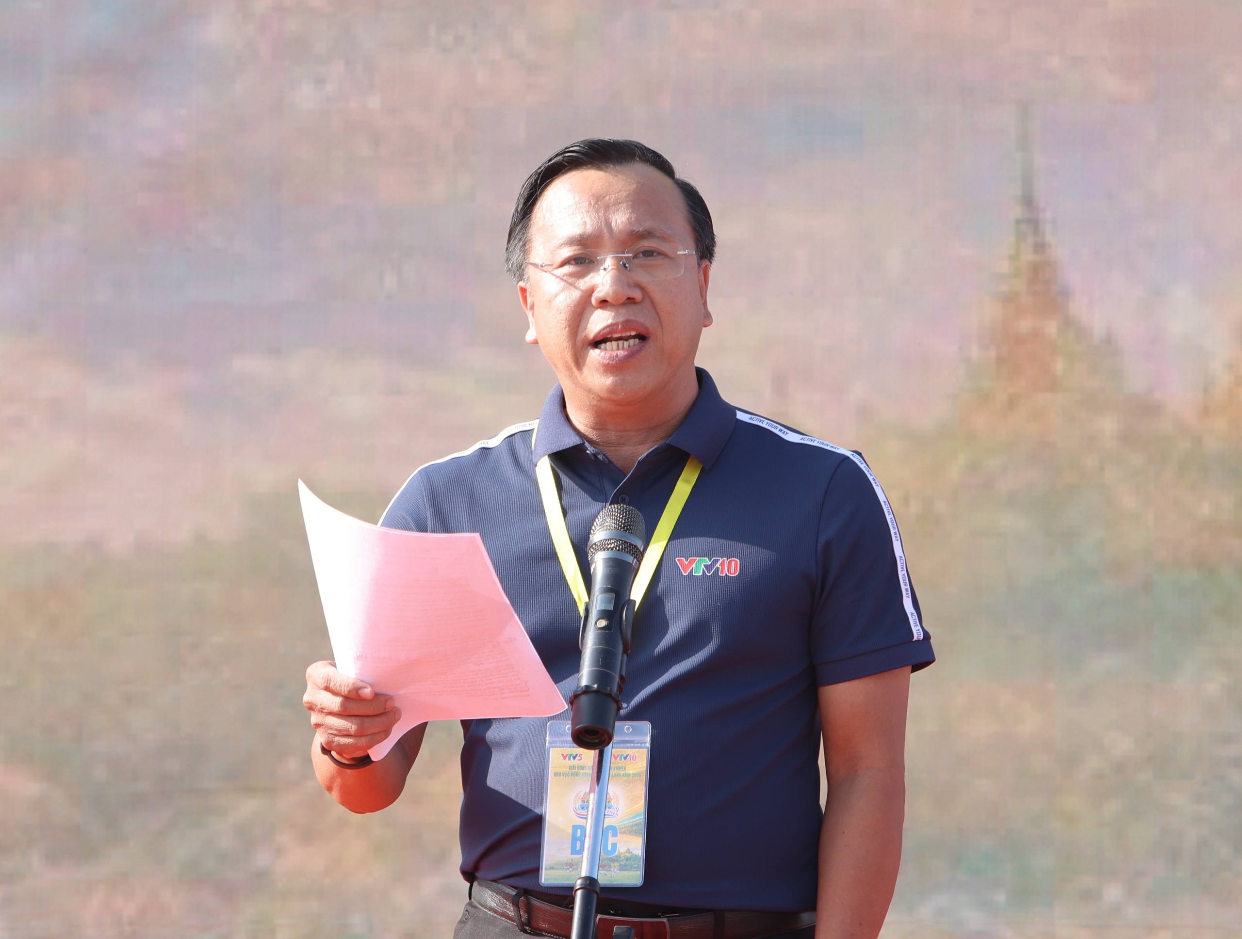 Giải đấu "độc lạ" gây chú ý: Hàng trăm nông dân Khmer đá bóng trên ruộng - Ảnh 1.