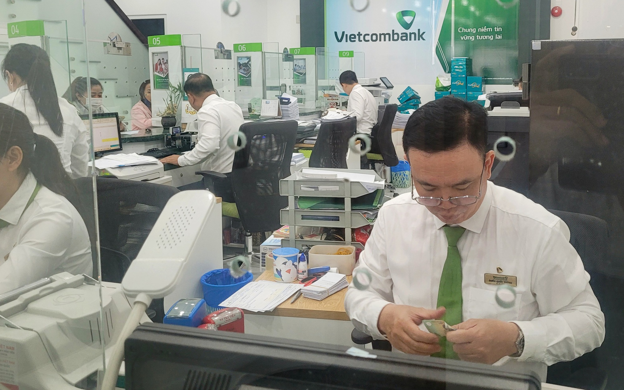 Ngân hàng đồng loạt hạ lãi suất