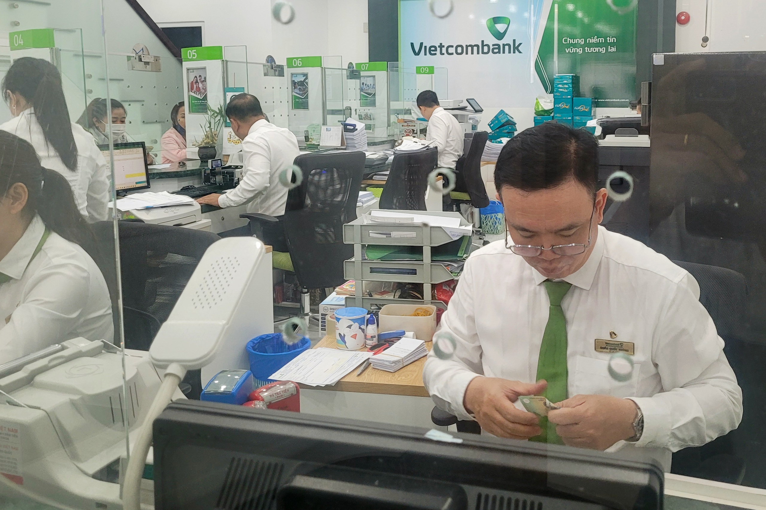 Ngân hàng đồng loạt hạ lãi suất - Ảnh 1. - Ảnh 1.