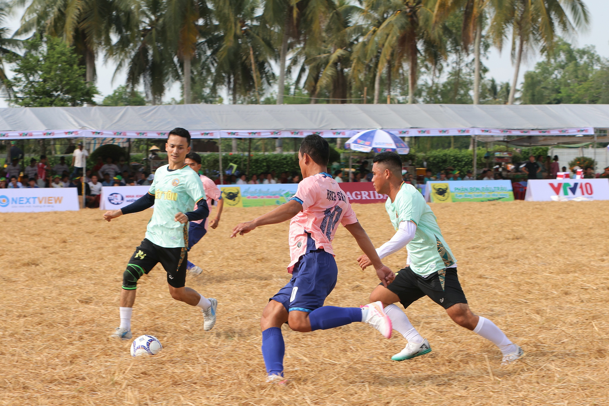 Giải đấu "độc lạ" gây chú ý: Hàng trăm nông dân Khmer đá bóng trên ruộng - Ảnh 6.