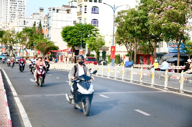 Dự b&aacute;o thời tiết h&ocirc;m nay, 10-4: TPHCM v&agrave; Nam Bộ nắng n&oacute;ng gay gắt nhất từ 11-16 giờ - Ảnh 1.