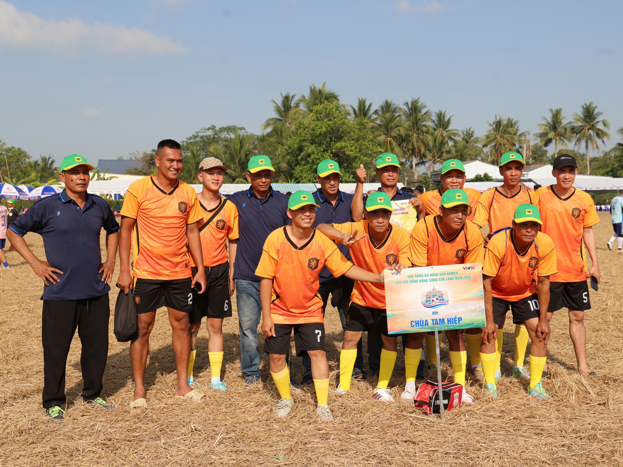 Giải đấu "độc lạ" gây chú ý: Hàng trăm nông dân Khmer đá bóng trên ruộng - Ảnh 2.