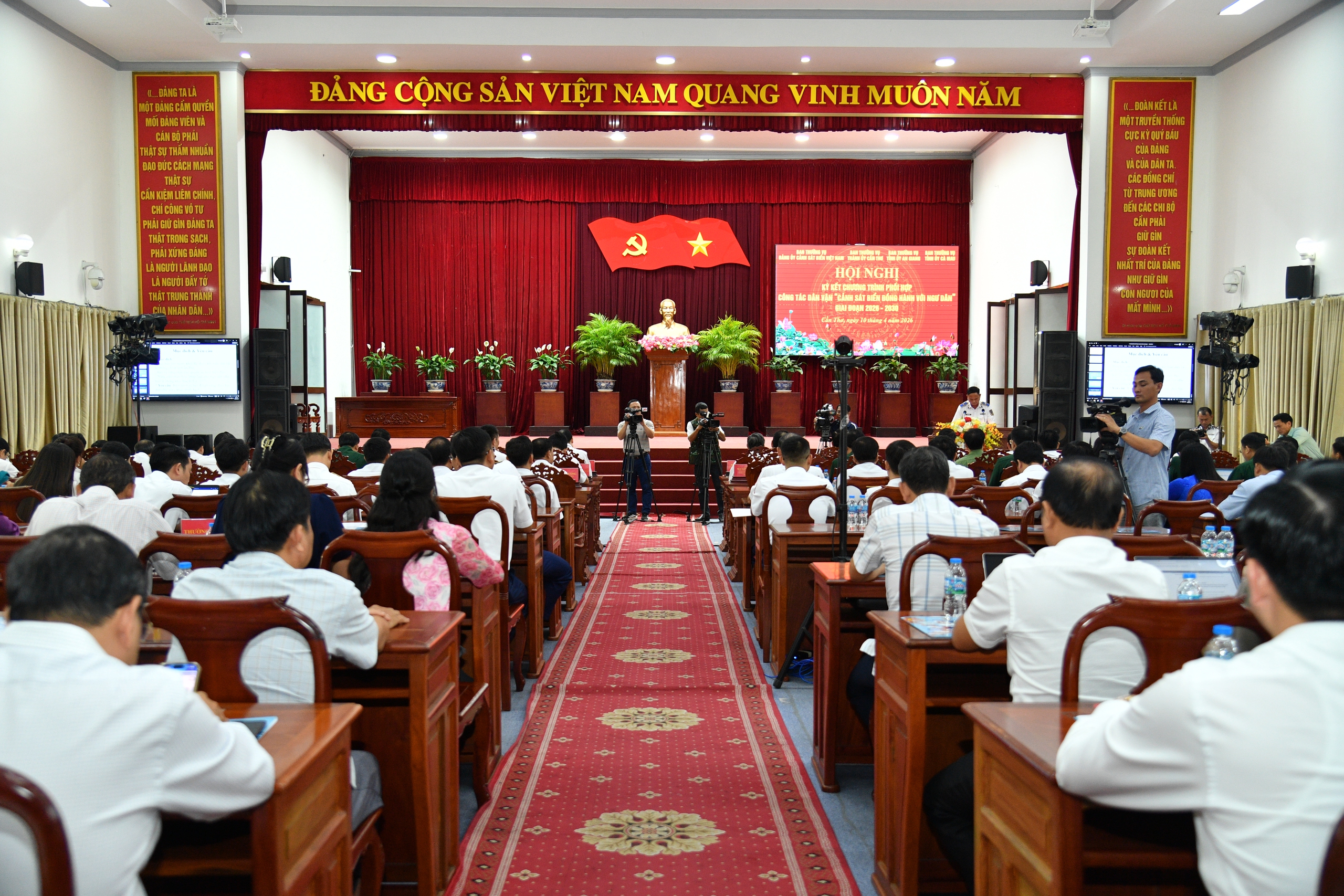 Cảnh s&aacute;t biển Việt Nam phối hợp với c&aacute;c tỉnh, th&agrave;nh ĐBSCL chăm lo cho ngư d&acirc;n - Ảnh 1.