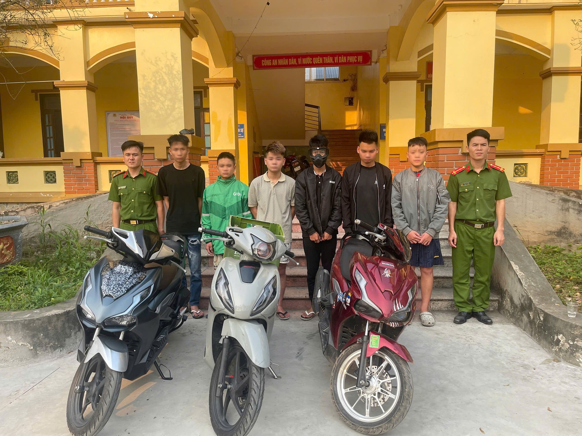 L&agrave;m r&otilde; nh&oacute;m đối tượng đeo mặt nạ, n&eacute;m vỏ chai bia khiến 4 người bị thương - Ảnh 1.