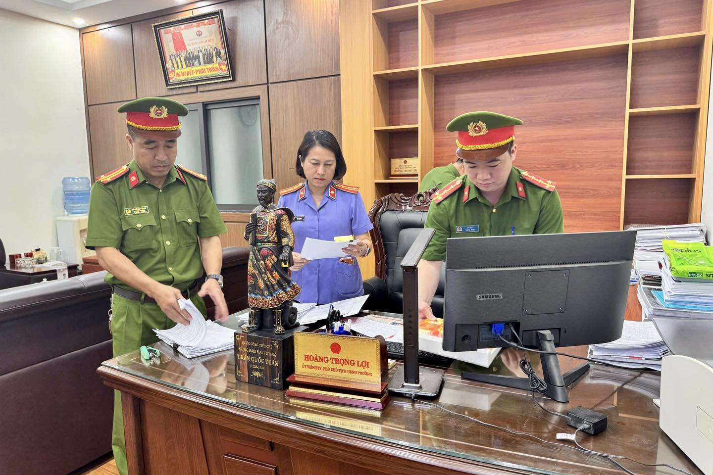 H&igrave;nh ảnh kh&aacute;m x&eacute;t, bắt giữ nguy&ecirc;n Ph&oacute; Chủ tịch th&agrave;nh phố li&ecirc;n quan nh&oacute;m &ldquo;x&atilde; hội đen&rdquo; - Ảnh 4.