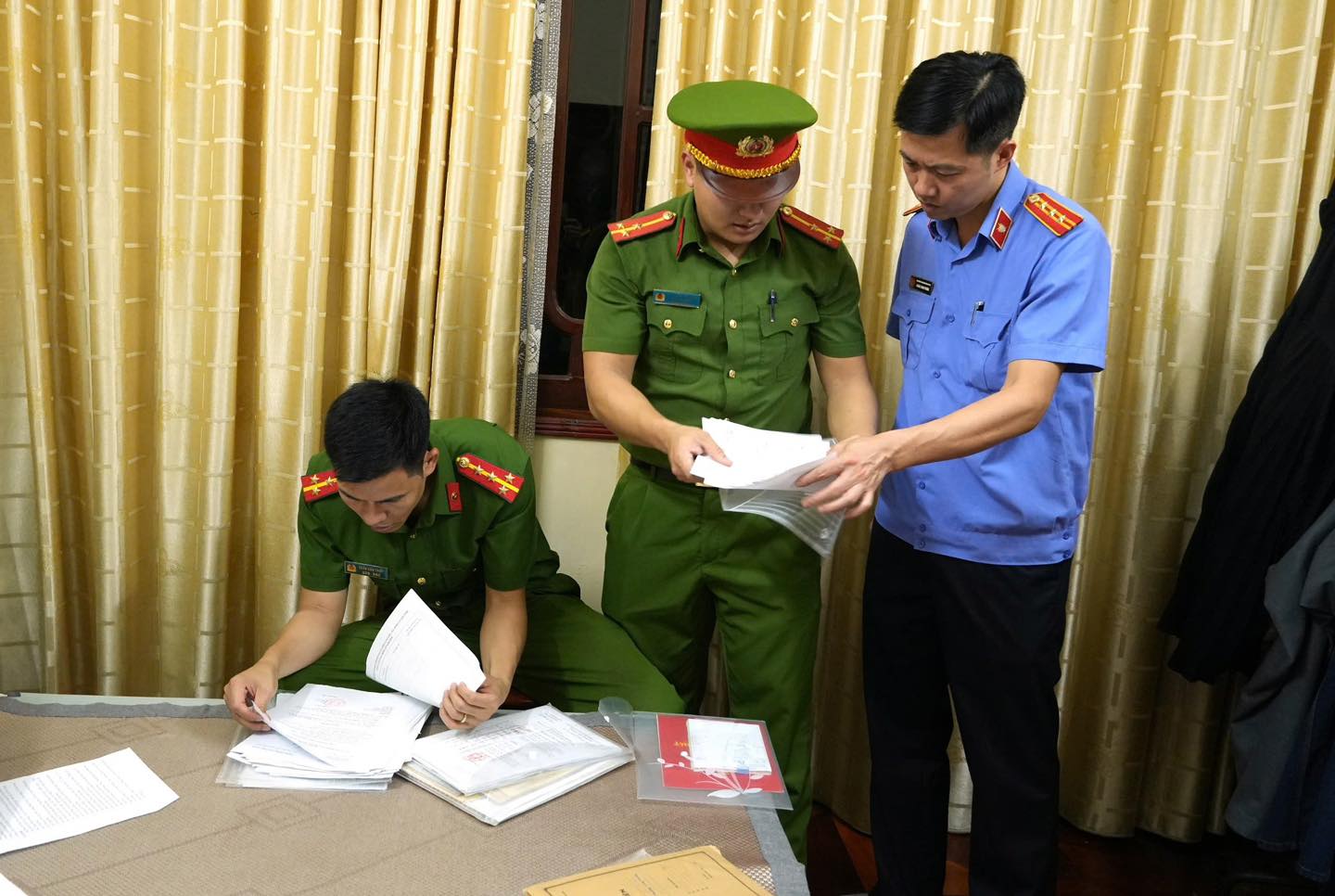 H&igrave;nh ảnh kh&aacute;m x&eacute;t, bắt giữ nguy&ecirc;n Ph&oacute; Chủ tịch th&agrave;nh phố li&ecirc;n quan nh&oacute;m &ldquo;x&atilde; hội đen&rdquo; - Ảnh 3.