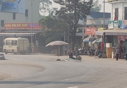 Xe đạp điện va chạm xe ô tô phục vụ tang lễ, 1 người tử vong - Ảnh 1.