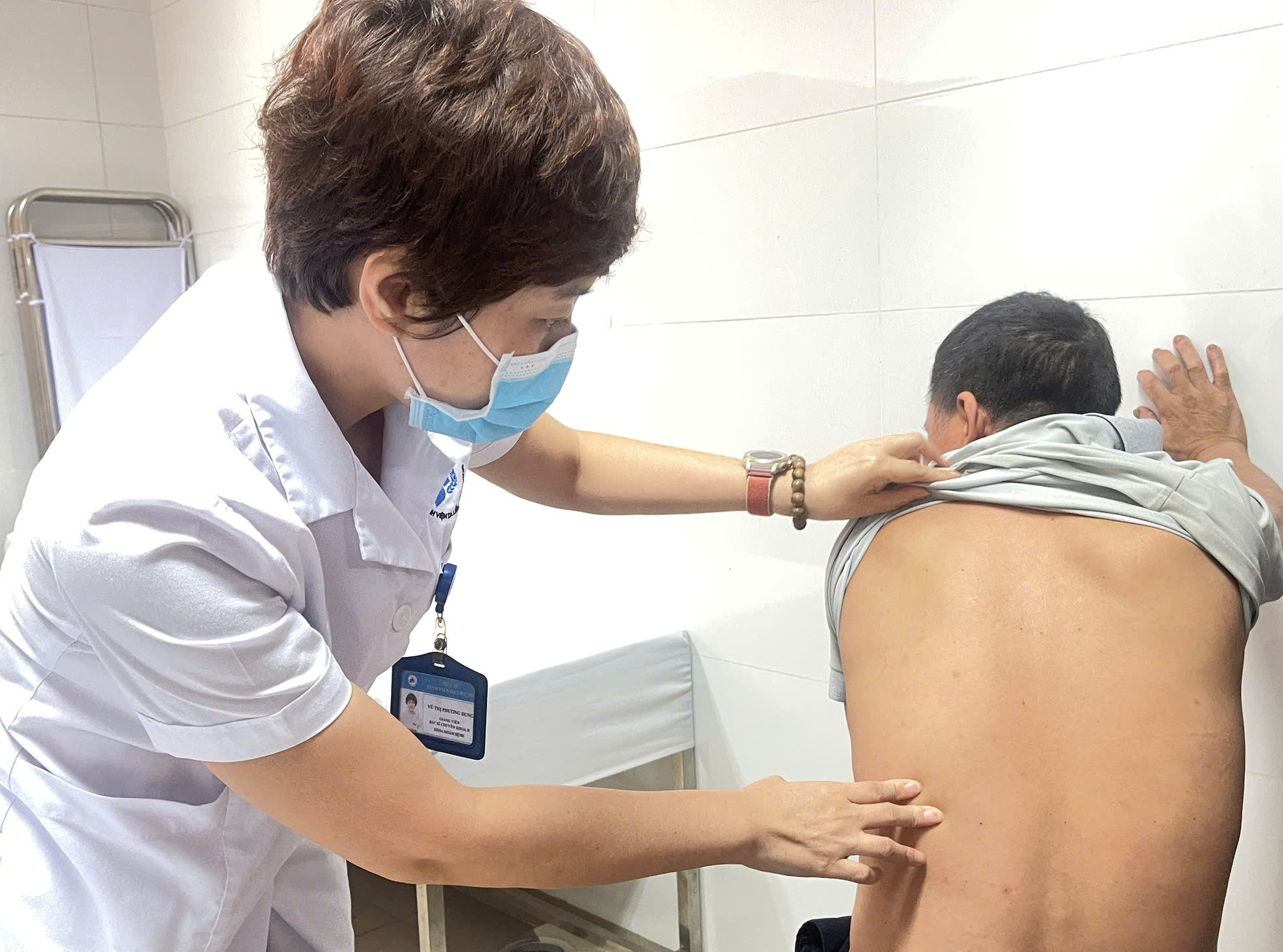 Sau chơi thể thao, nhiều người ngứa da, nổi mẩn vì nắng nóng - Ảnh 1.