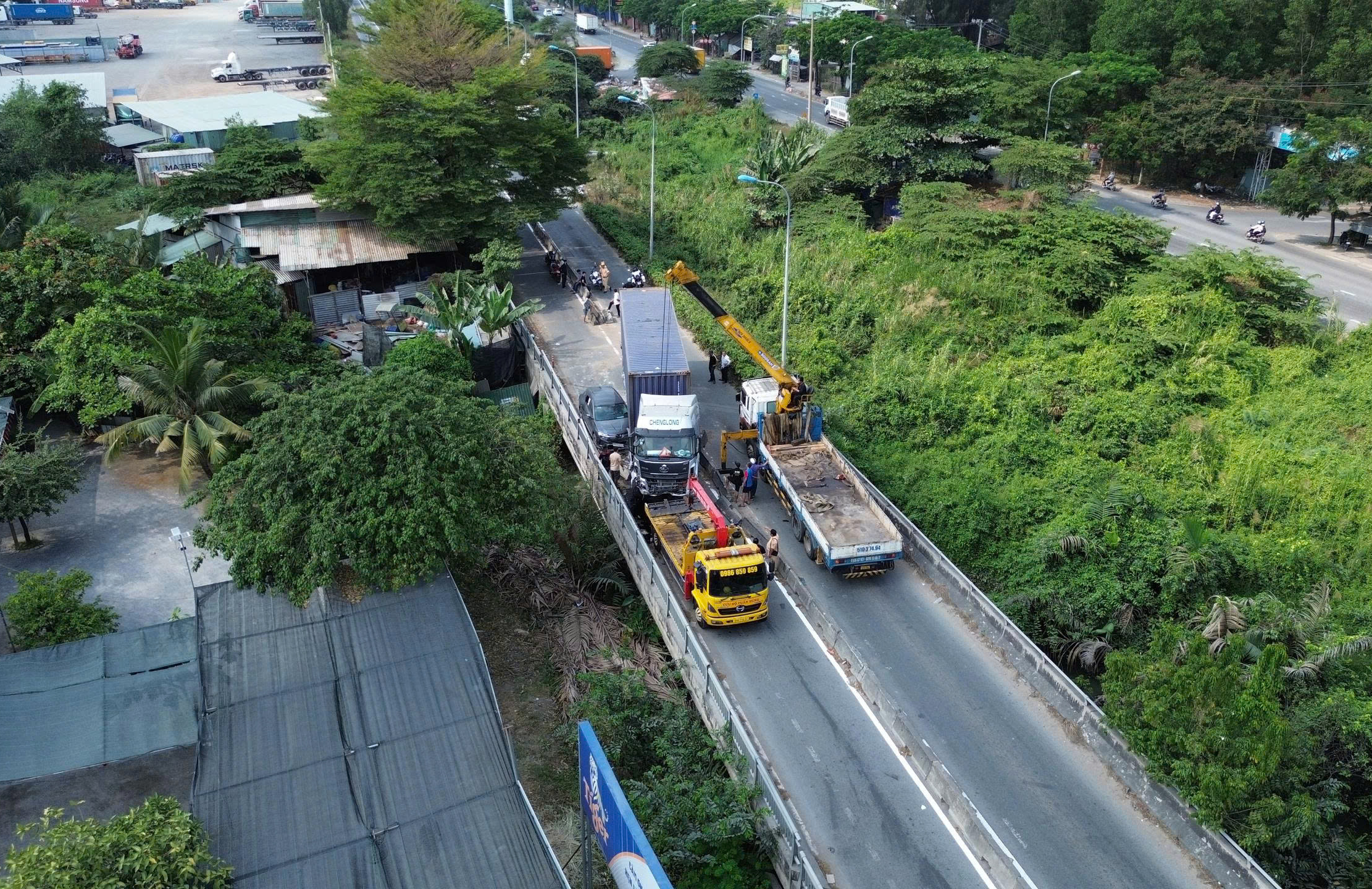 TPHCM: Tai nạn giao th&ocirc;ng tr&ecirc;n đường V&otilde; Ch&iacute; C&ocirc;ng g&acirc;y &ugrave;n tắc giao th&ocirc;ng - Ảnh 2.
