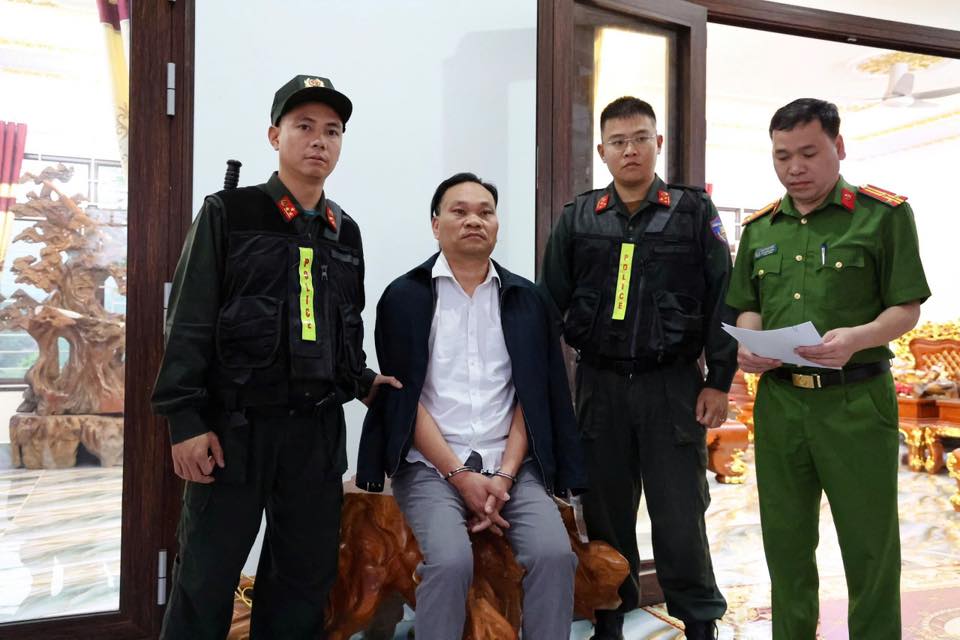 H&igrave;nh ảnh kh&aacute;m x&eacute;t, bắt giữ nguy&ecirc;n Ph&oacute; Chủ tịch th&agrave;nh phố li&ecirc;n quan nh&oacute;m &ldquo;x&atilde; hội đen&rdquo; - Ảnh 7.
