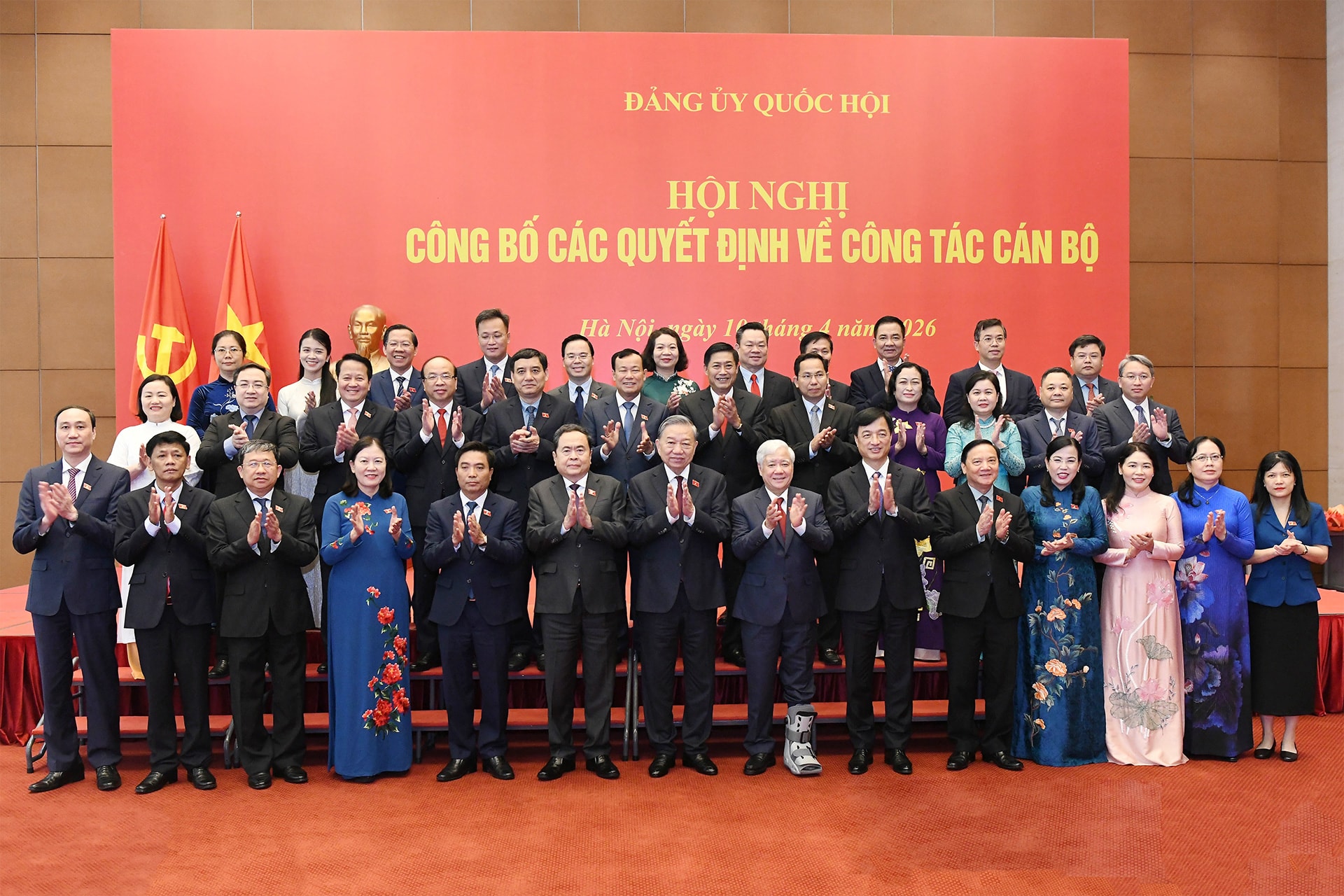 Tổng B&iacute; thư, Chủ tịch nước trao Quyết định của Bộ Ch&iacute;nh trị chỉ định Đảng ủy Quốc hội  - Ảnh 3.
