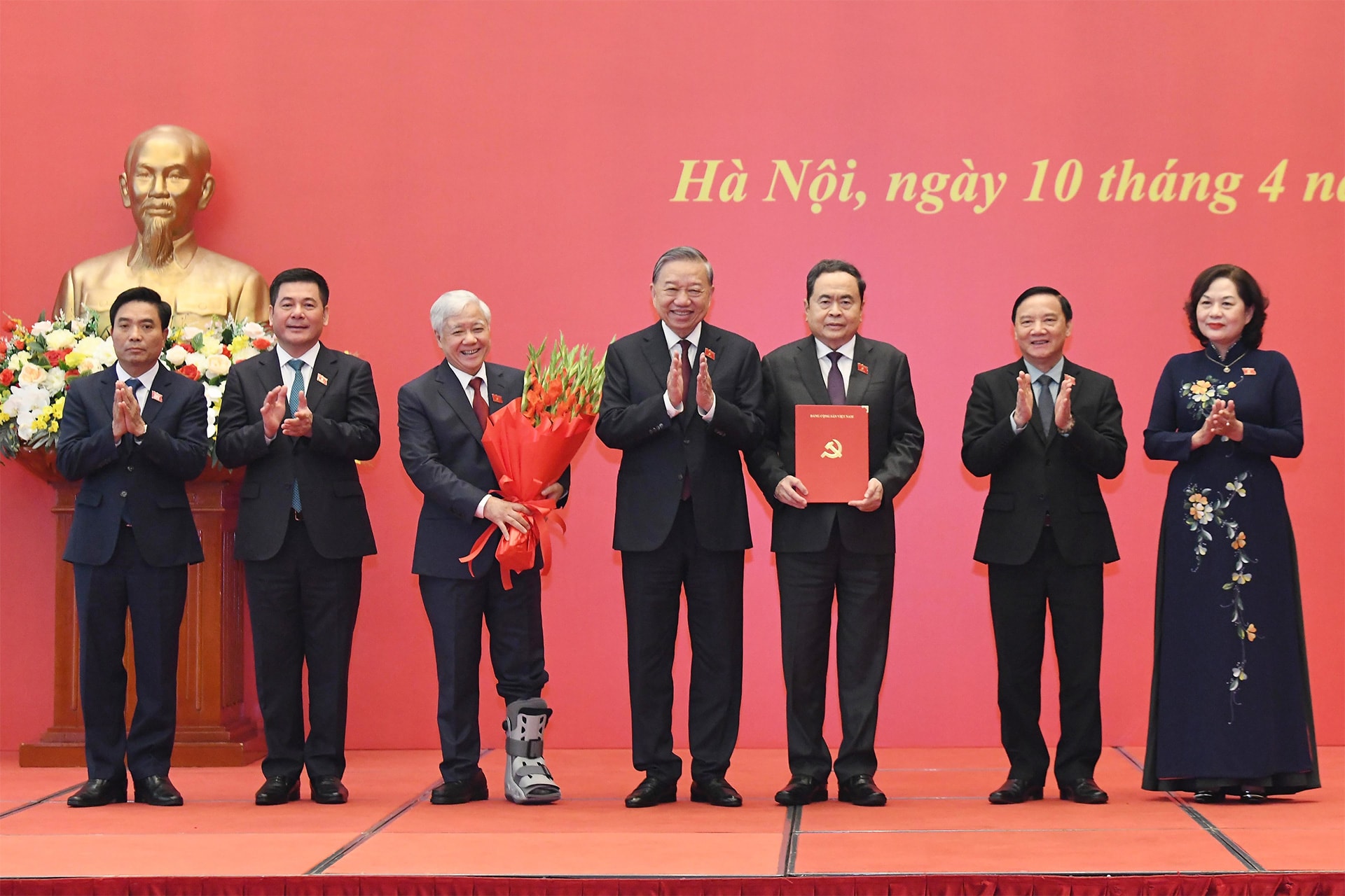 Tổng B&iacute; thư, Chủ tịch nước trao Quyết định của Bộ Ch&iacute;nh trị chỉ định Đảng ủy Quốc hội  - Ảnh 1.