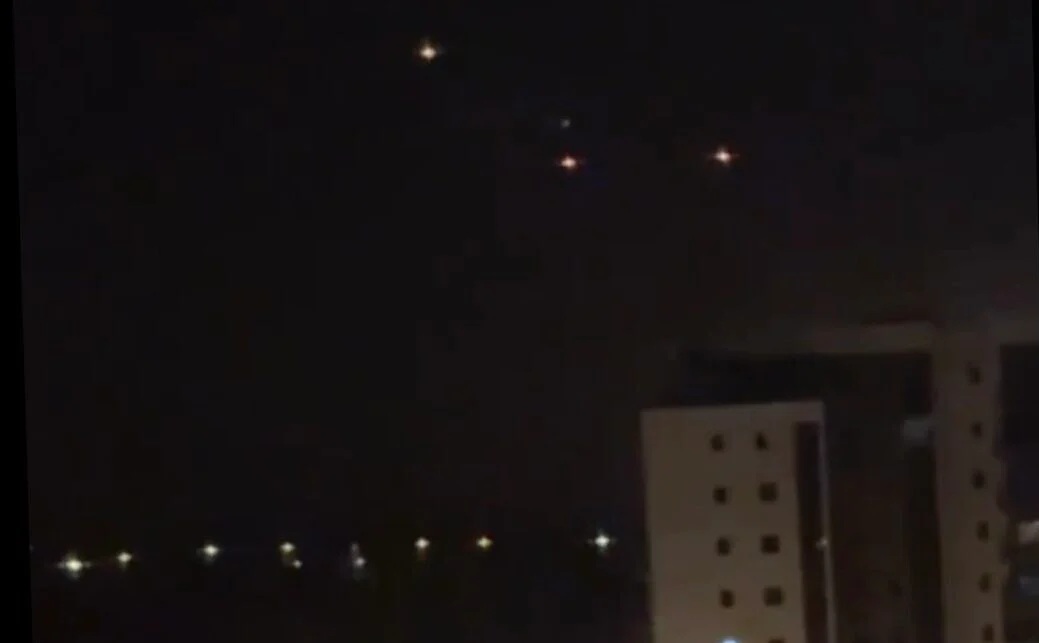 Chiến sự Trung Đ&ocirc;ng ng&agrave;y 10-4: Ukraine n&oacute;i hạ UAV Iran ở nhiều nước, Israel đe dọa c&aacute;c xe cứu thương - Ảnh 1.