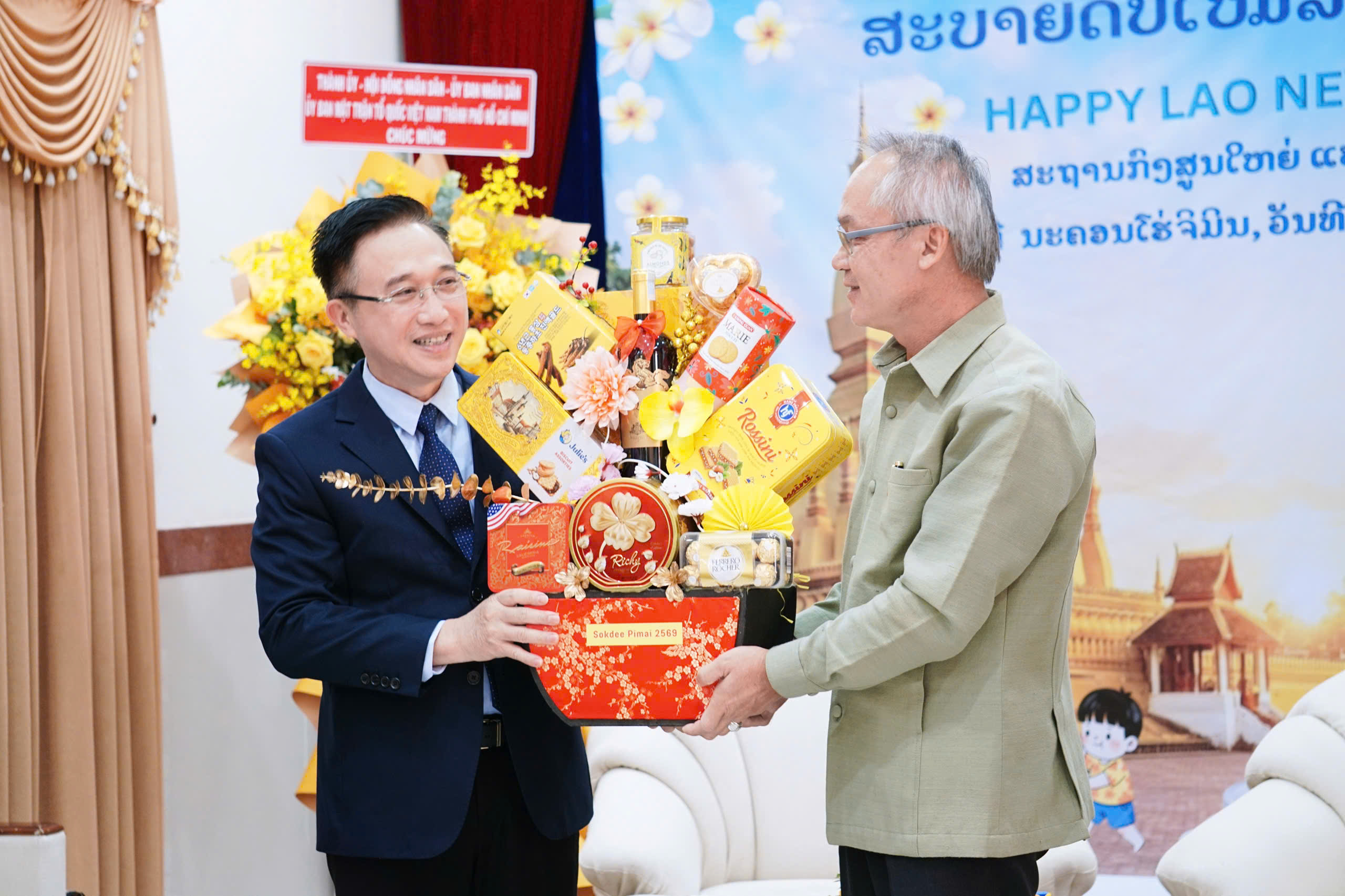 L&atilde;nh đạo TPHCM ch&uacute;c Tết Bun Pi-may tại Tổng L&atilde;nh sự qu&aacute;n L&agrave;o - Ảnh 2.