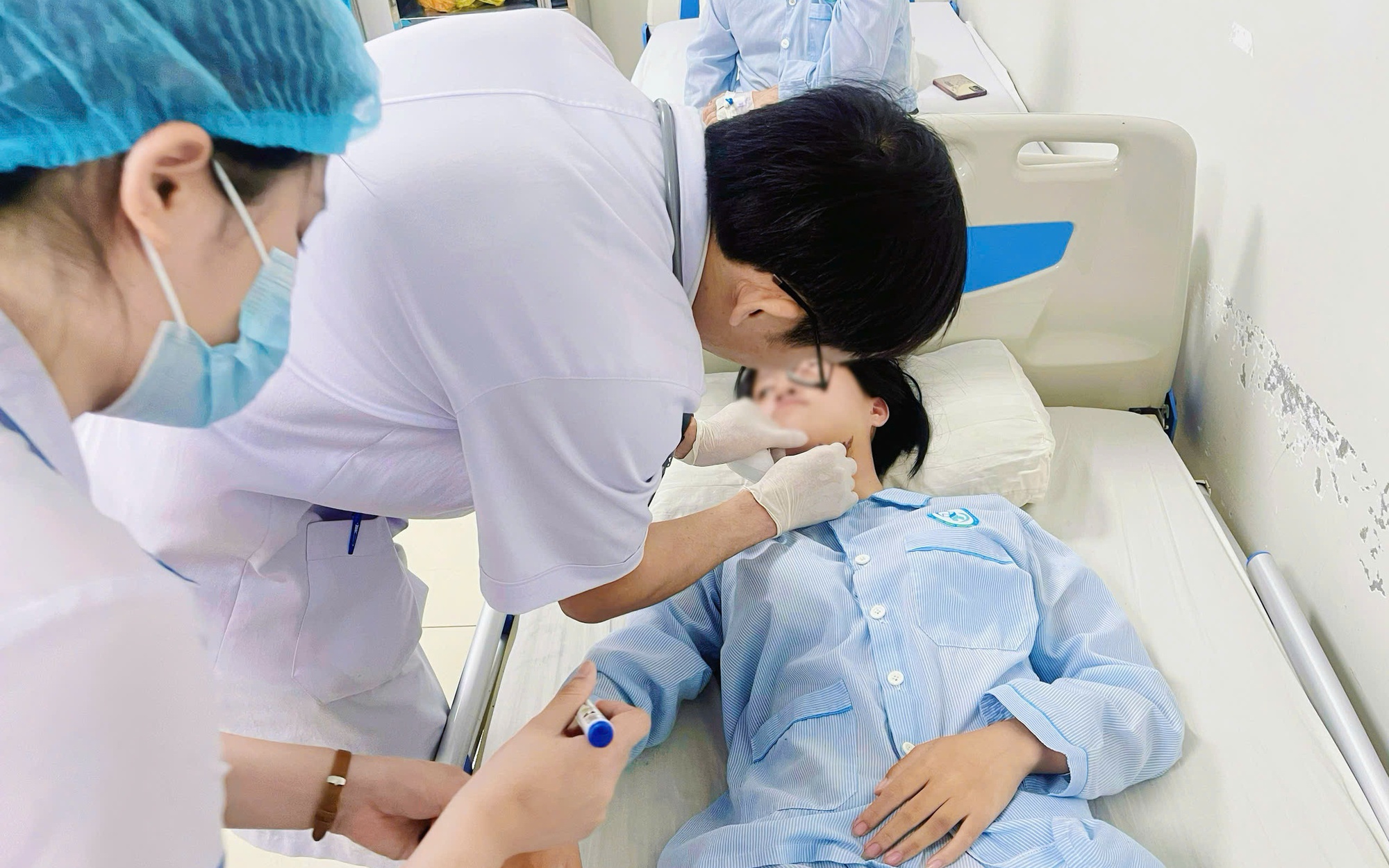 Nữ sinh bị dây điện giăng ngang đường cứa vào cổ