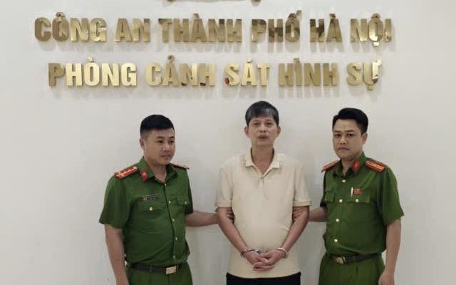 Người đàn ông bị khởi tố vì đỗ ô tô chắn barrier lối vào tầng hầm chung cư