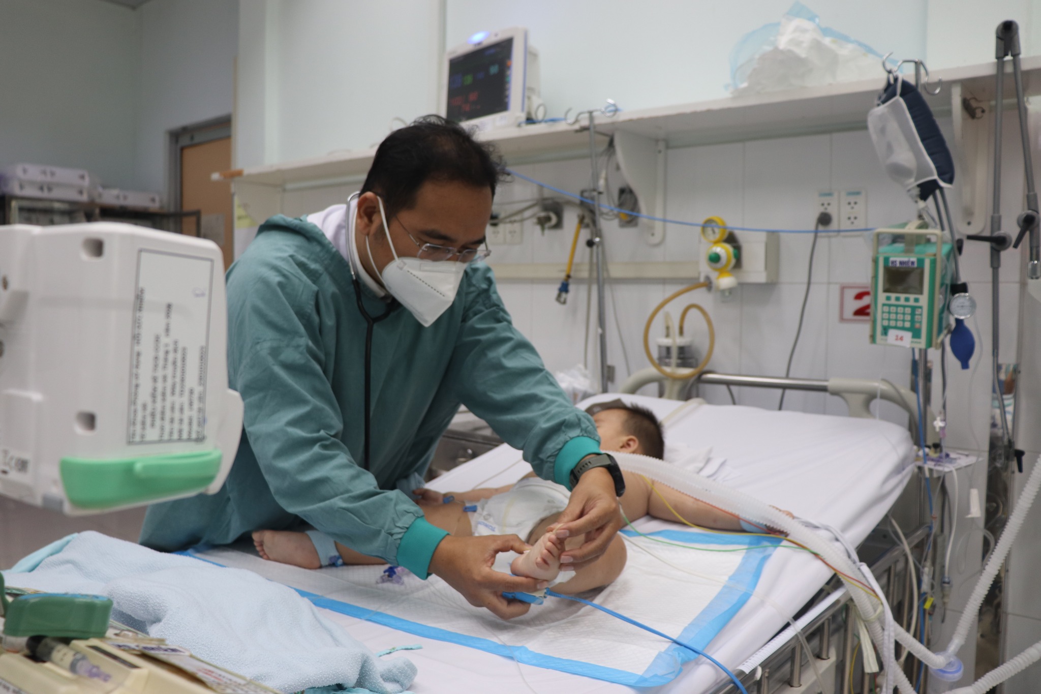 Kh&ocirc;ng c&oacute; ban r&otilde; rệt, v&igrave; sao trẻ vẫn c&oacute; thể mắc tay ch&acirc;n miệng thể nặng, thậm ch&iacute; nguy kịch? - Ảnh 1.