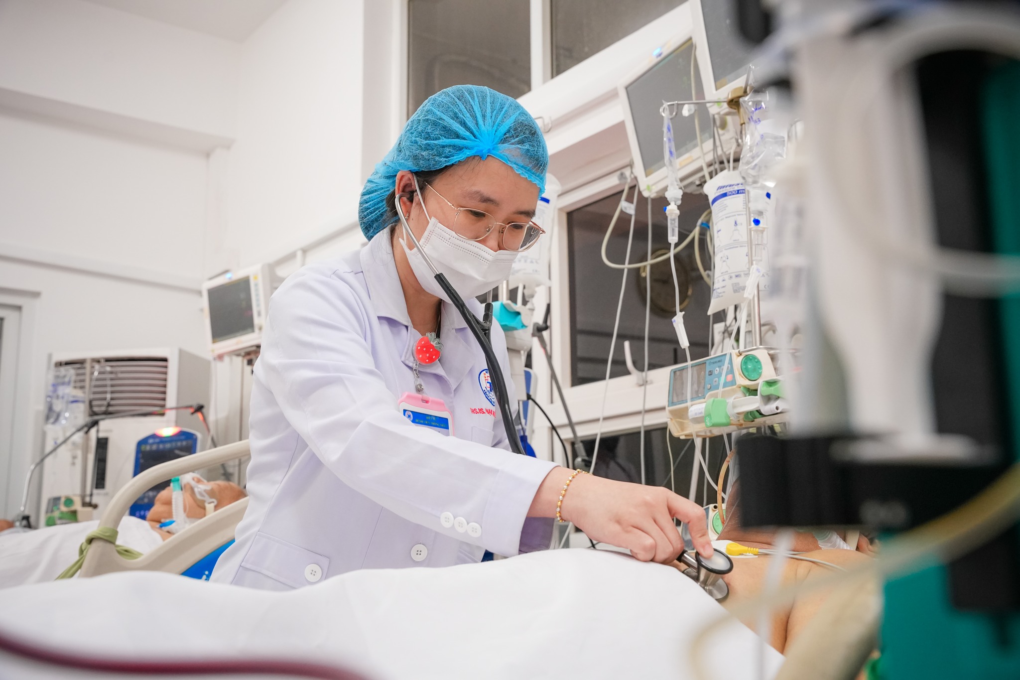 Uống nhầm ho&aacute; chất v&igrave; đựng trong chai nước người đ&agrave;n &ocirc;ng su&yacute;t tử vong  - Ảnh 1.
