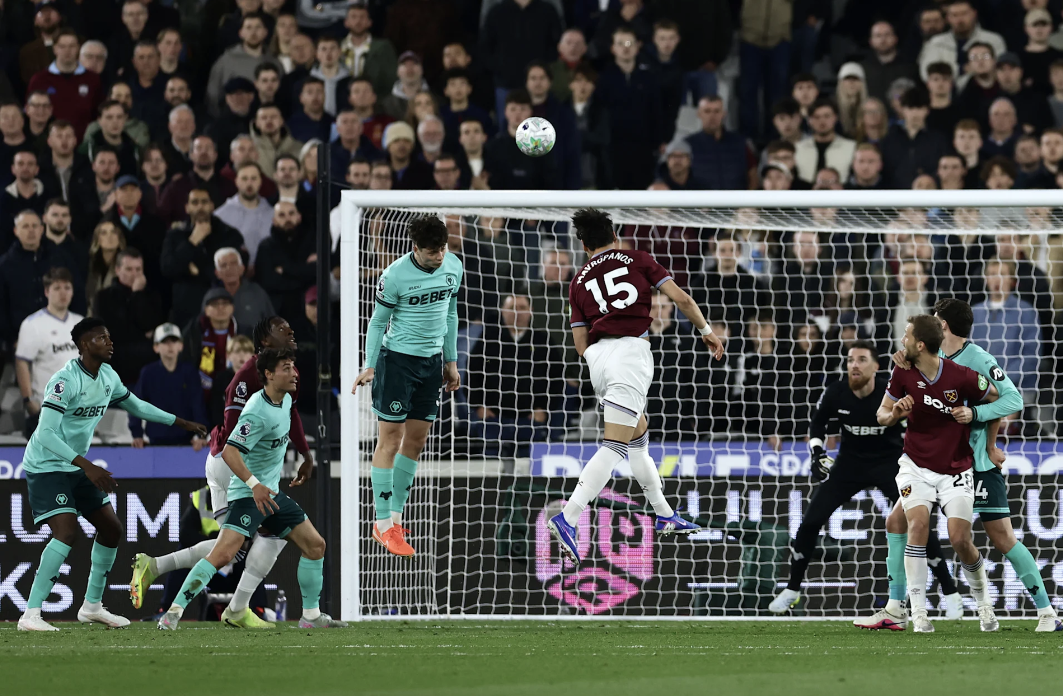 West Ham thắng nghiền ép Wolves, Tottenham bị kéo xuống nhóm rớt hạng - Ảnh 2.