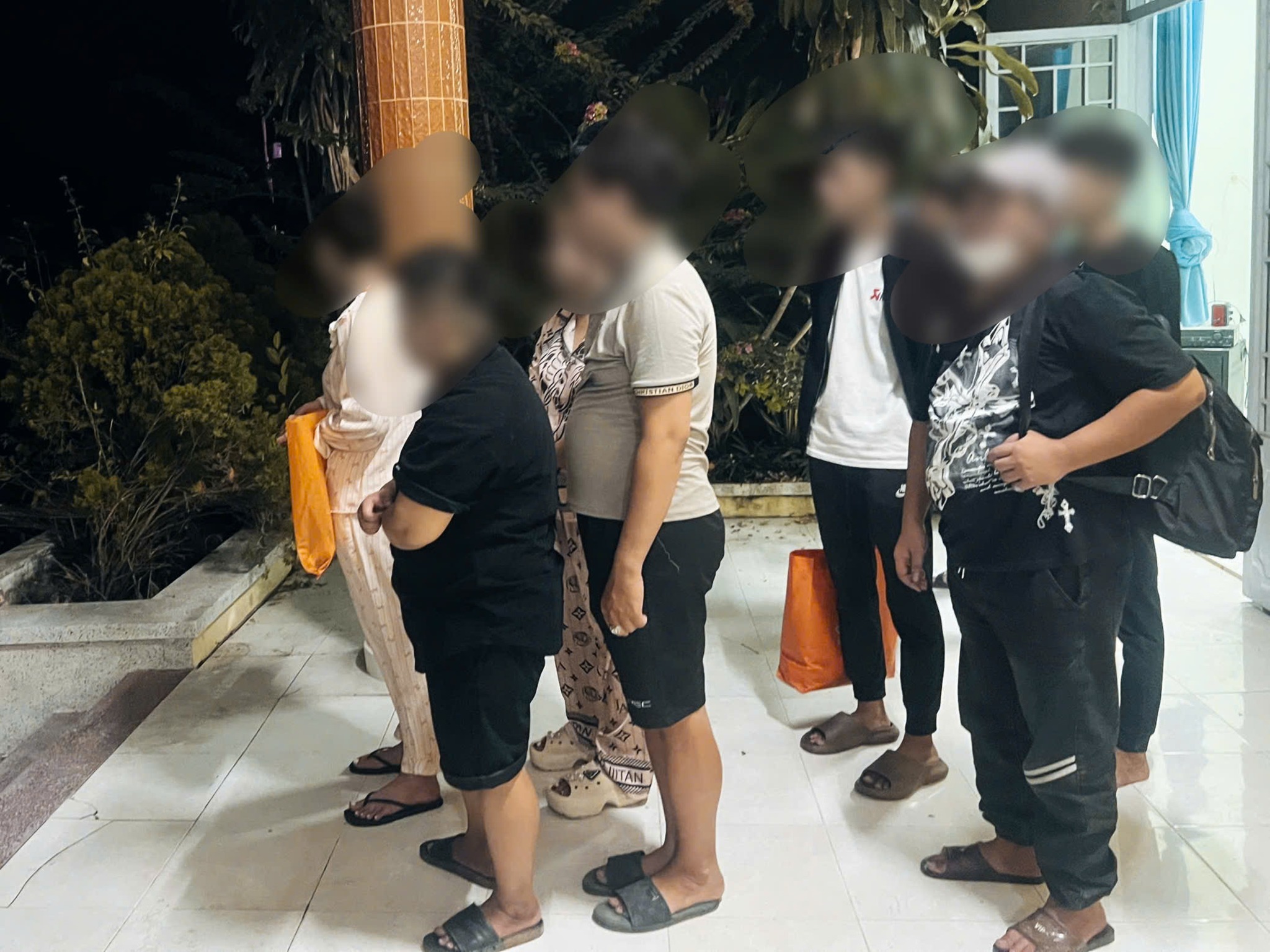 Công an TPHCM tiếp nhận công dân bị Campuchia trục xuất do lừa đảo trực tuyến - Ảnh 1.