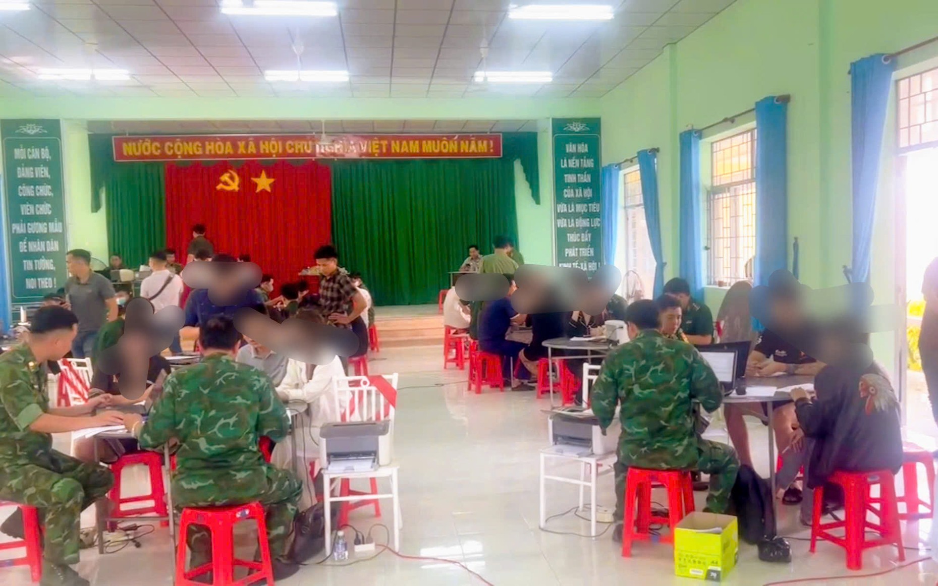 Công an TPHCM tiếp nhận 8 công dân bị Campuchia trục xuất