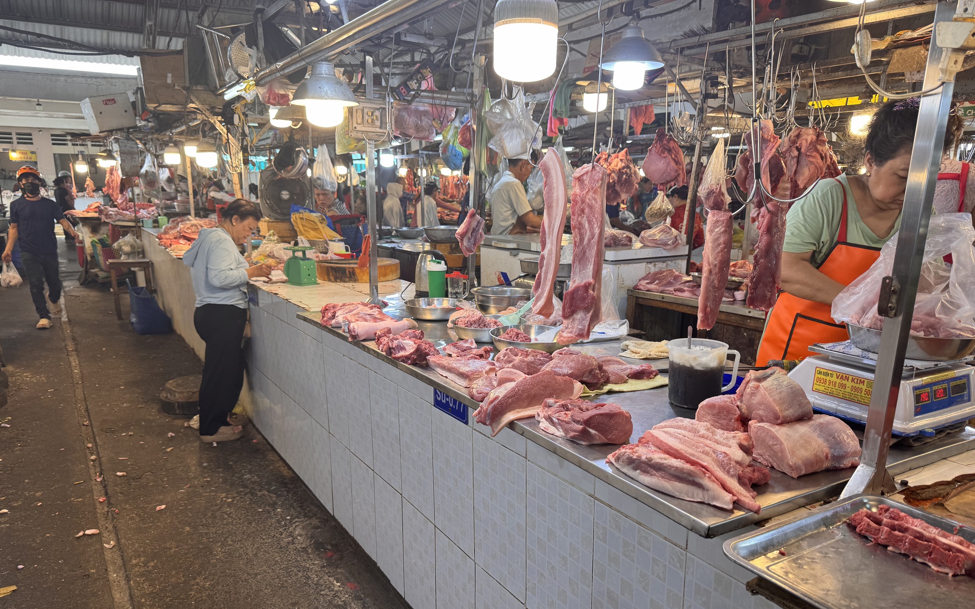 Giá heo hơi hôm nay, 11-4: Tiếp tục giảm ở chợ đầu mối