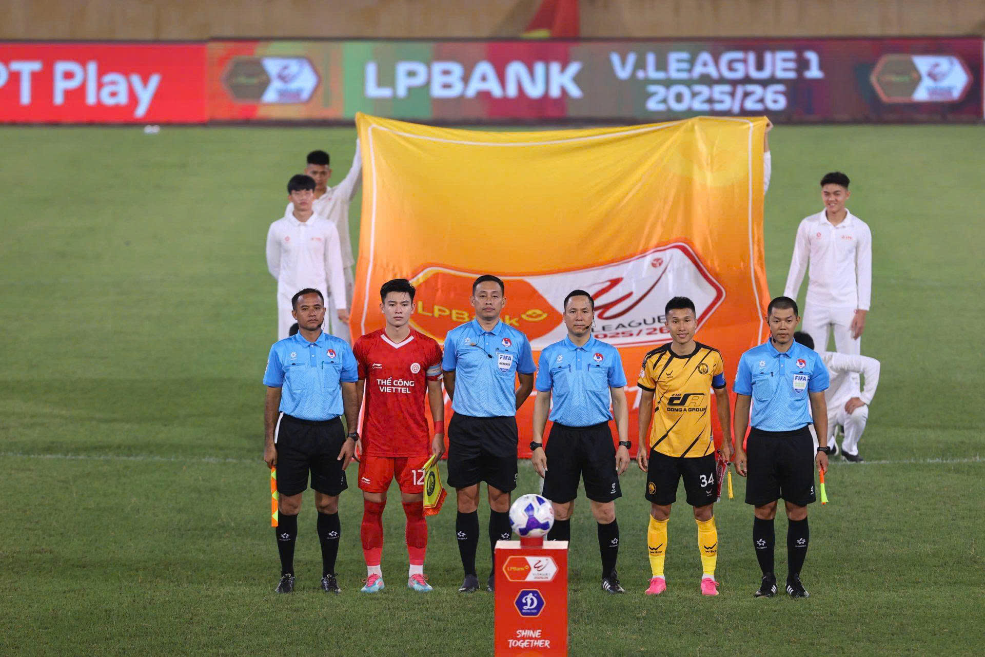 HLV Velizar Popov v&agrave; &ldquo;duy&ecirc;n nợ&rdquo; với trọng t&agrave;i V-League - Ảnh 1.