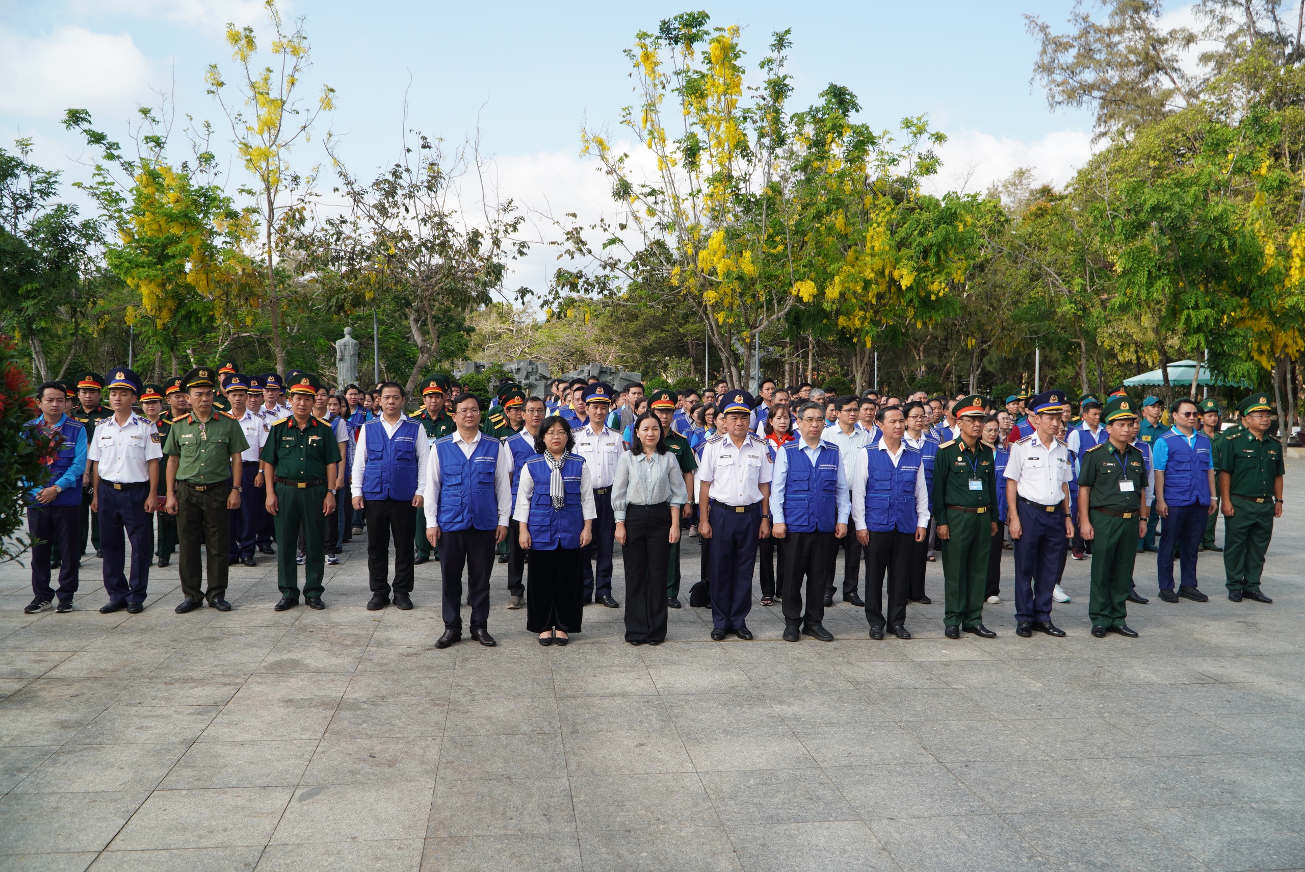 Đo&agrave;n đại biểu TPHCM v&agrave; Bộ Tư lệnh V&ugrave;ng Cảnh s&aacute;t biển 3 tưởng niệm liệt sĩ tại C&ocirc;n Đảo - Ảnh 2.