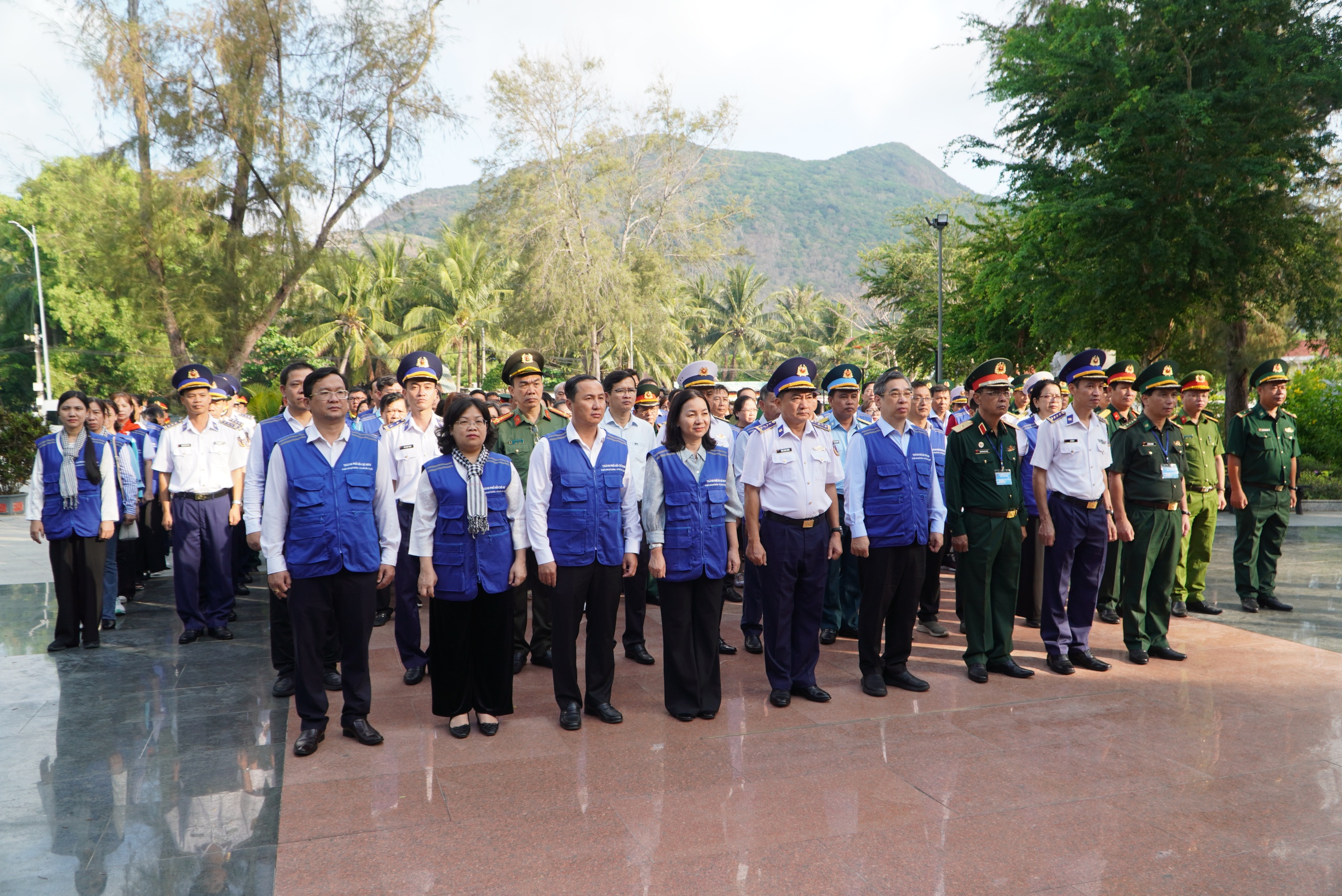 Đo&agrave;n đại biểu TPHCM v&agrave; Bộ Tư lệnh V&ugrave;ng Cảnh s&aacute;t biển 3 tưởng niệm liệt sĩ tại C&ocirc;n Đảo - Ảnh 1.