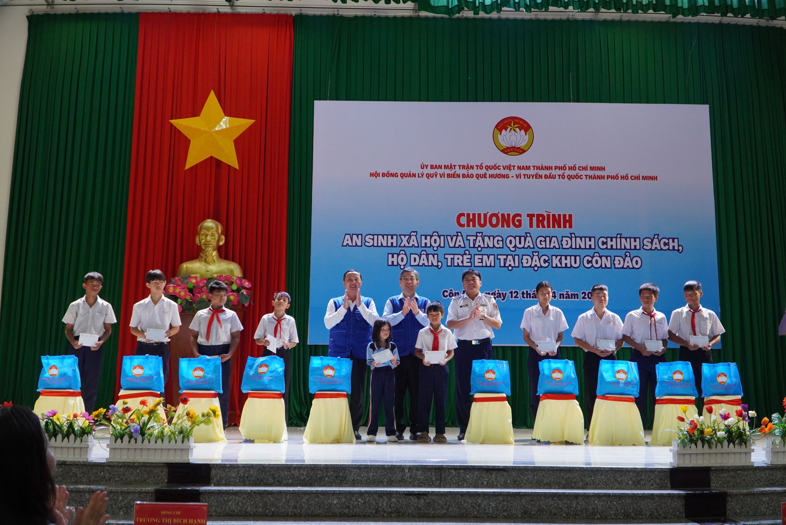 Chăm lo hơn 2,2 tỉ đồng cho Đặc khu Côn Đảo, TPHCM - Ảnh 2.
