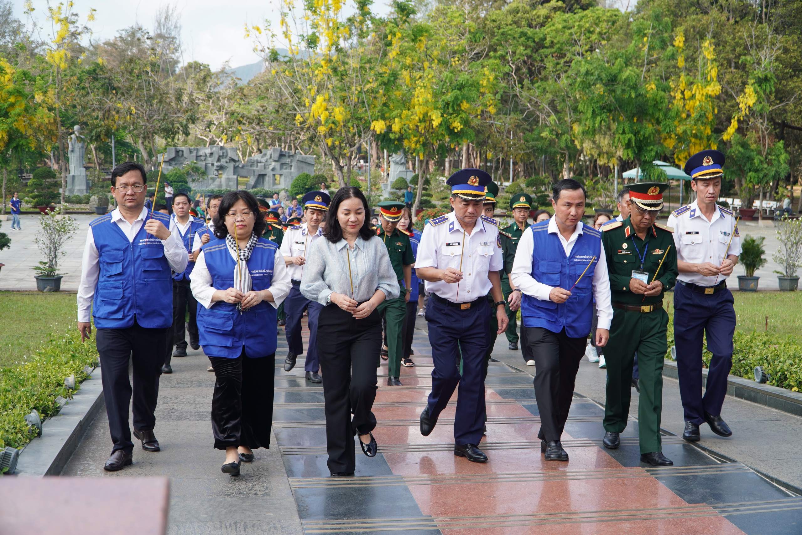 Đo&agrave;n đại biểu TPHCM v&agrave; Bộ Tư lệnh V&ugrave;ng Cảnh s&aacute;t biển 3 tưởng niệm liệt sĩ tại C&ocirc;n Đảo - Ảnh 3.