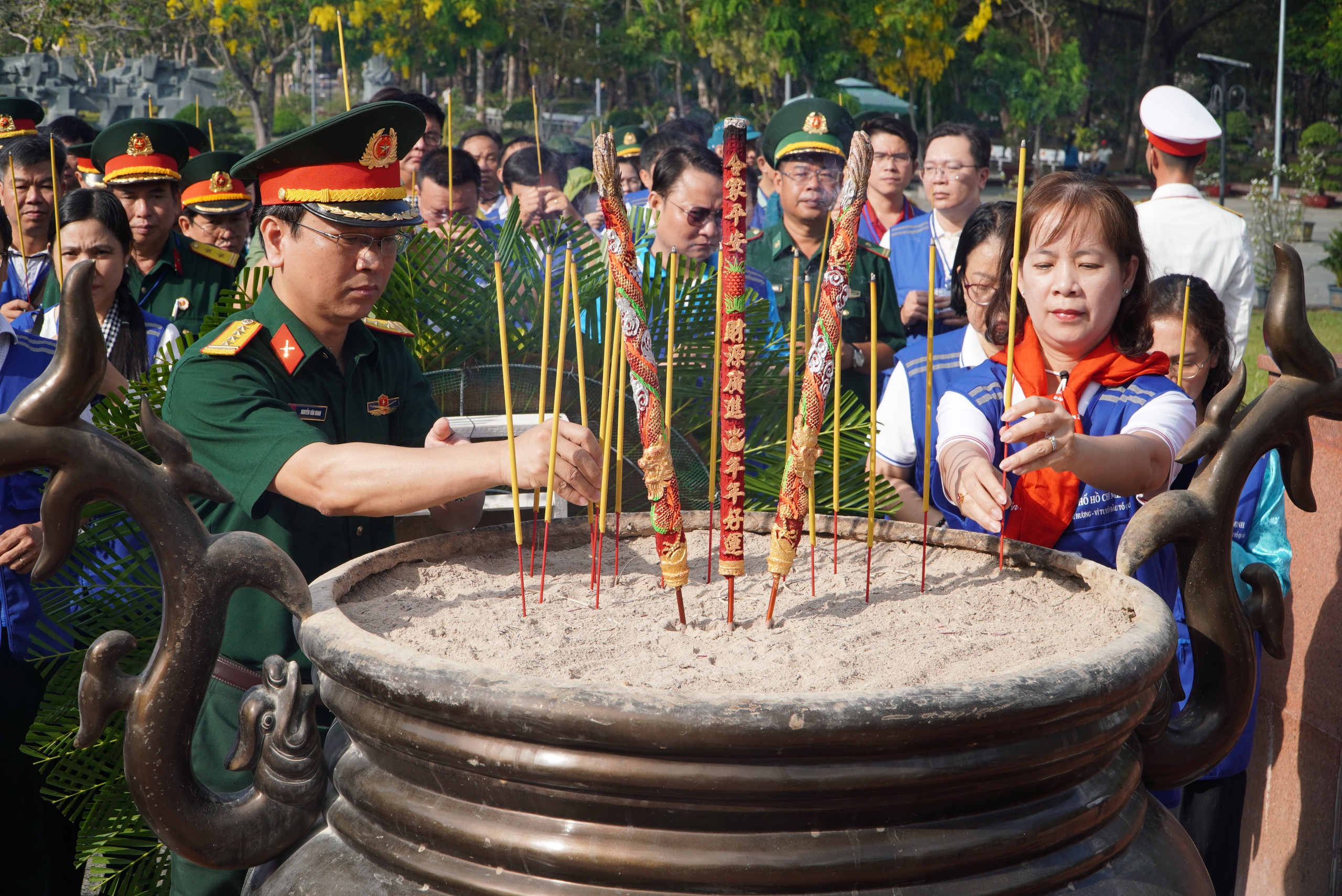 Đo&agrave;n đại biểu TPHCM v&agrave; Bộ Tư lệnh V&ugrave;ng Cảnh s&aacute;t biển 3 tưởng niệm liệt sĩ tại C&ocirc;n Đảo - Ảnh 4.