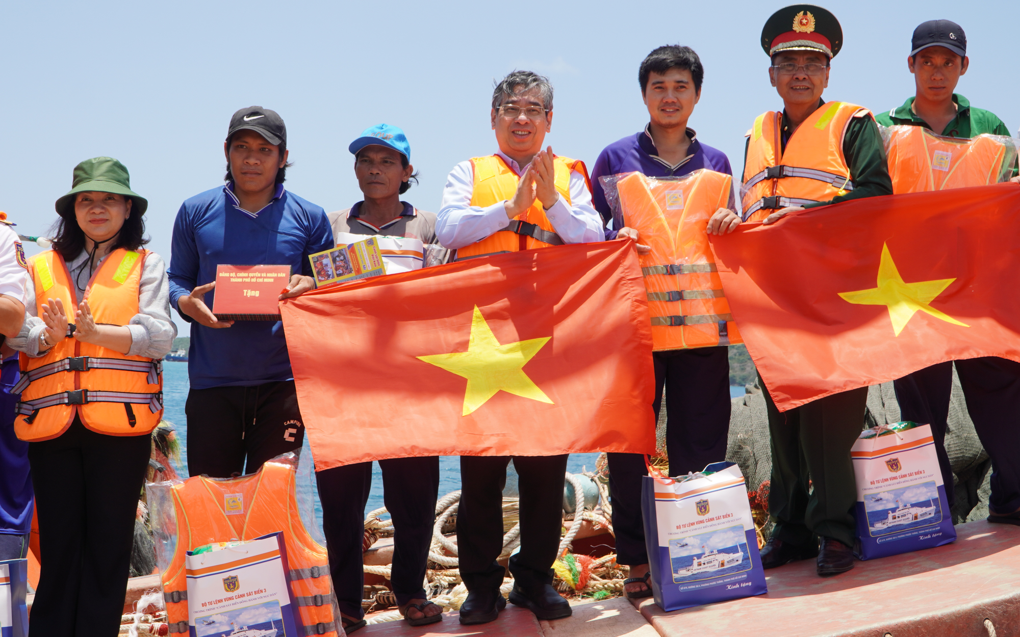 K&yacute; ức C&ocirc;n Đảo trong kh&ocirc;ng gian tủ s&aacute;ch cộng đồng - Ảnh 2.