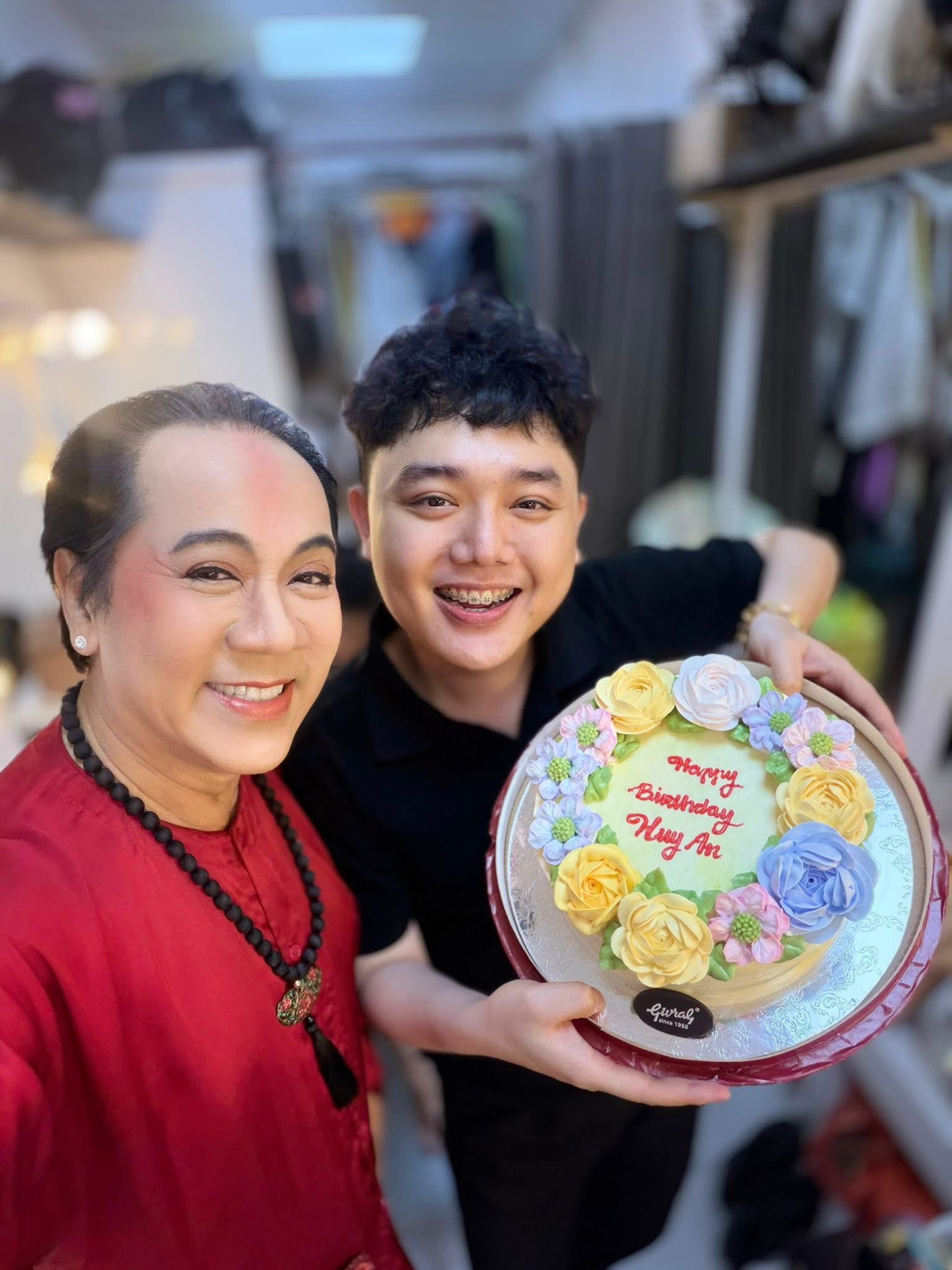 Đạo diễn trẻ Huy An phấn khởi với dự &aacute;n "H&agrave;o quang trong b&oacute;ng tối" - Ảnh 3.