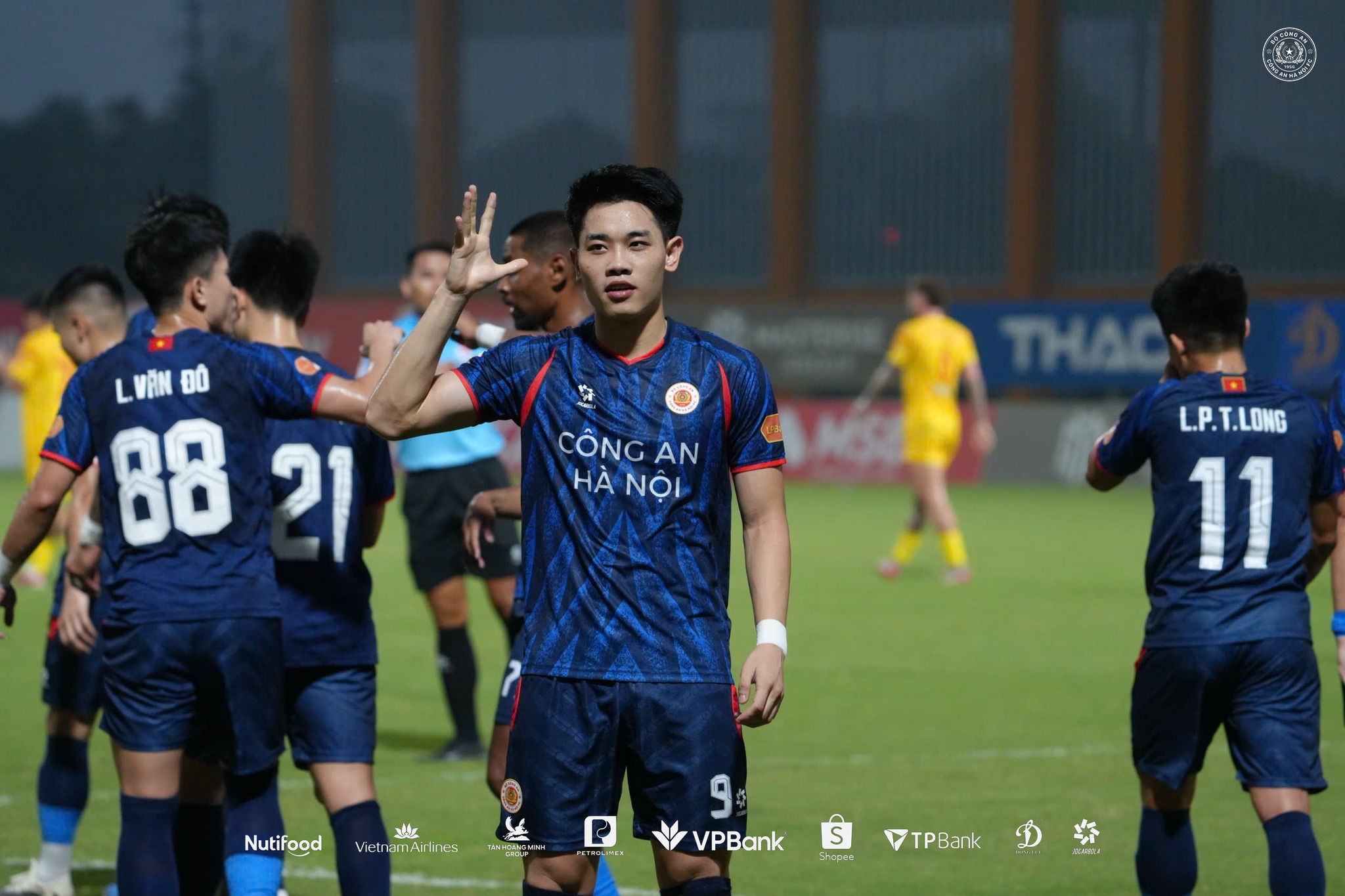 Tuyển thủ U23 Việt Nam tranh nhau lập công trong trận derby ngành Công an - Ảnh 3.