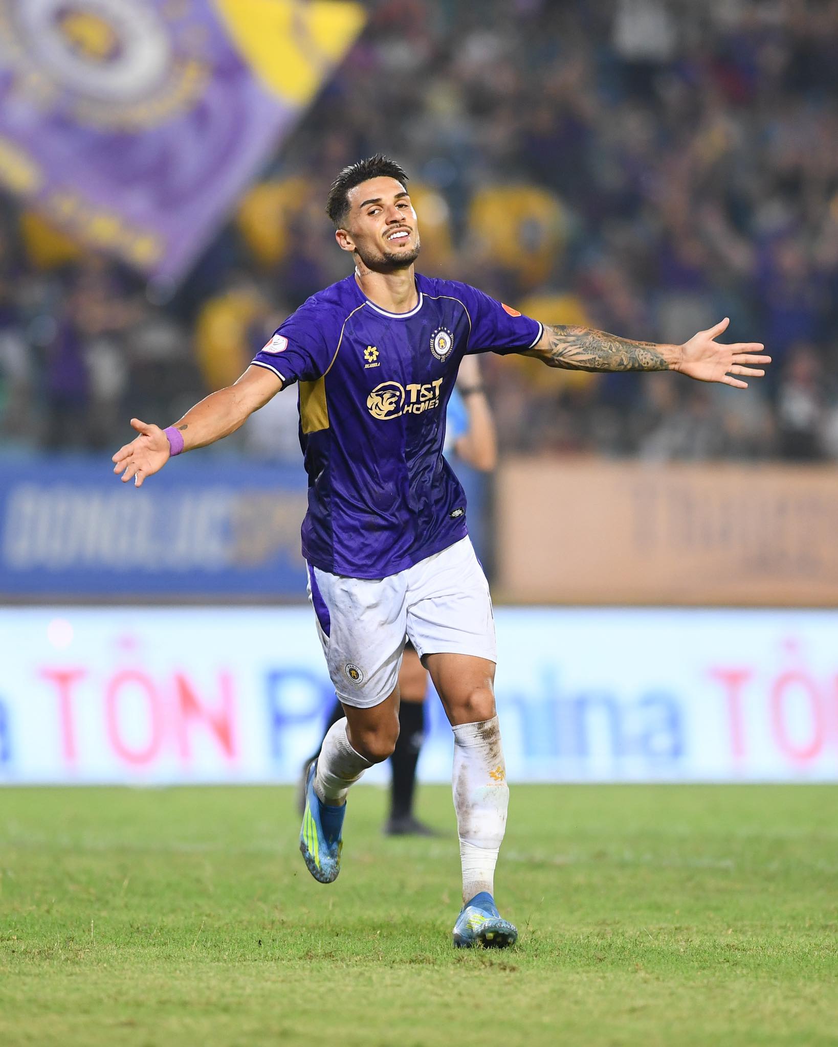Hoàng Hên sắm vai "người hùng" trong trận thắng đậm của Hà Nội FC - Ảnh 2.