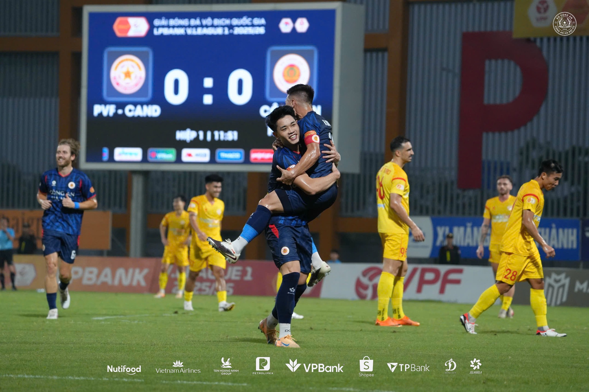 Tuyển thủ U23 Việt Nam tranh nhau lập công trong trận derby ngành Công an - Ảnh 2.