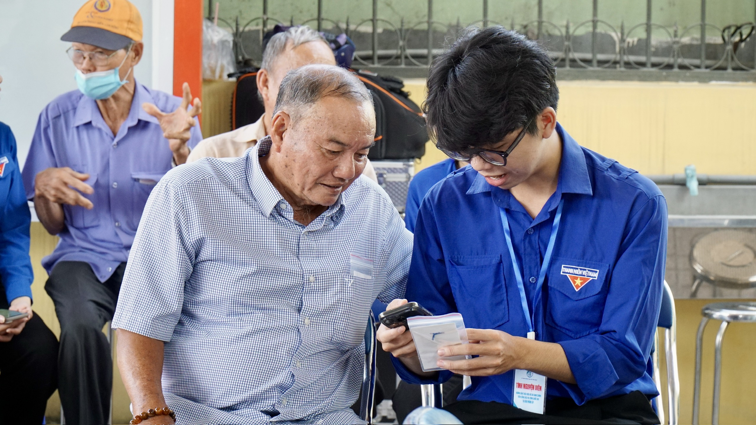 x&atilde; T&acirc;n Nhựt, TPHCM: Đưa dịch vụ c&ocirc;ng về tận ấp, người d&acirc;n tự tin l&agrave;m hồ sơ trực tuyến - Ảnh 3.