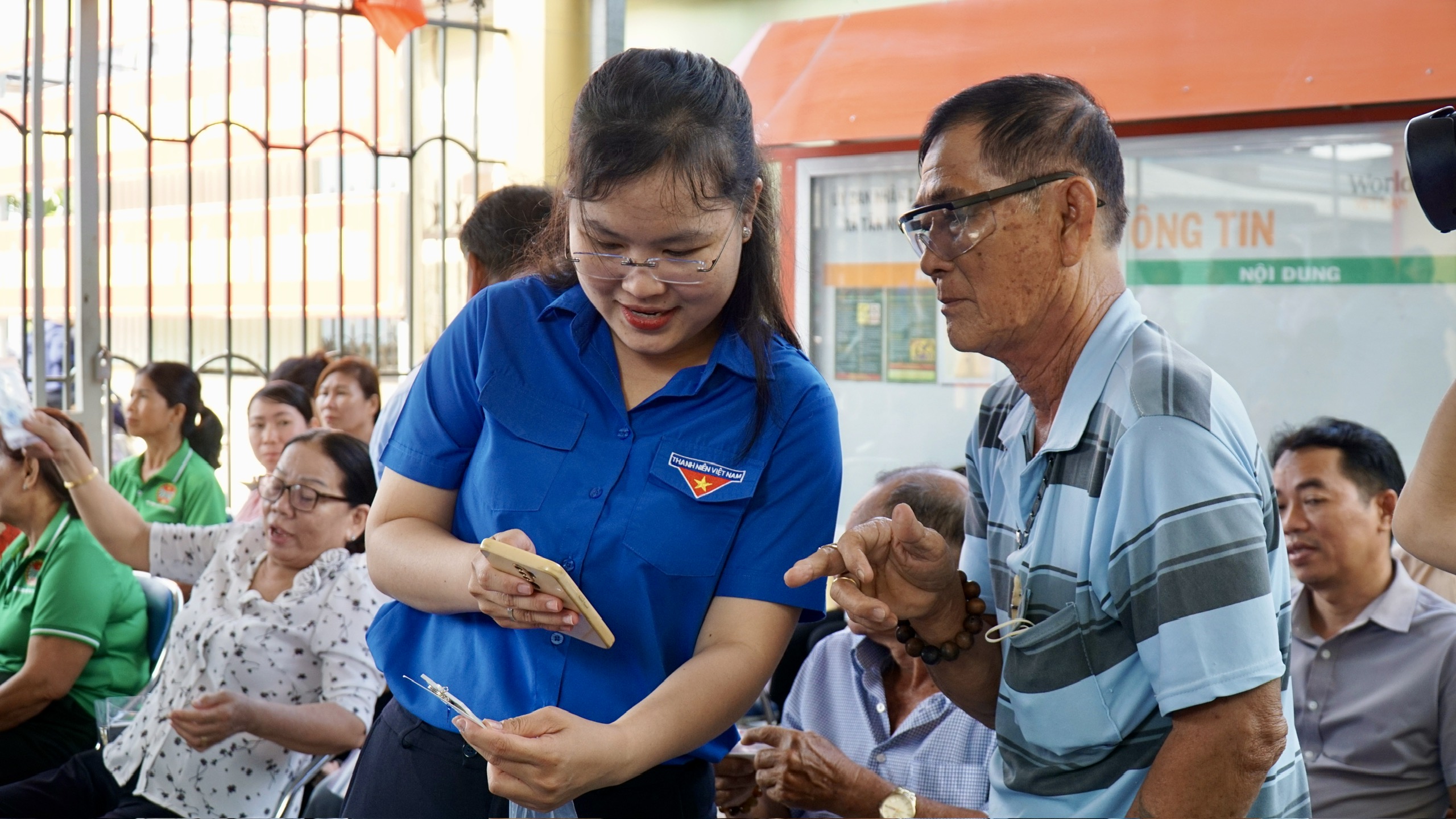 x&atilde; T&acirc;n Nhựt, TPHCM: Đưa dịch vụ c&ocirc;ng về tận ấp, người d&acirc;n tự tin l&agrave;m hồ sơ trực tuyến - Ảnh 2.