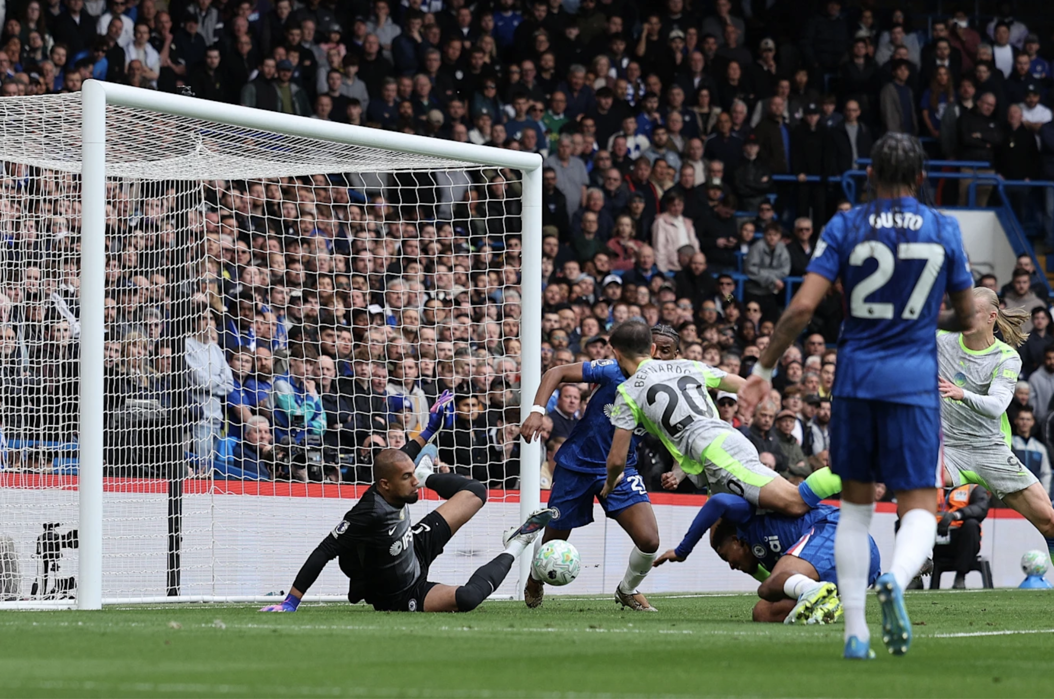 Man City đại thắng Chelsea, thổi b&ugrave;ng cuộc đua v&ocirc; địch - Ảnh 2.