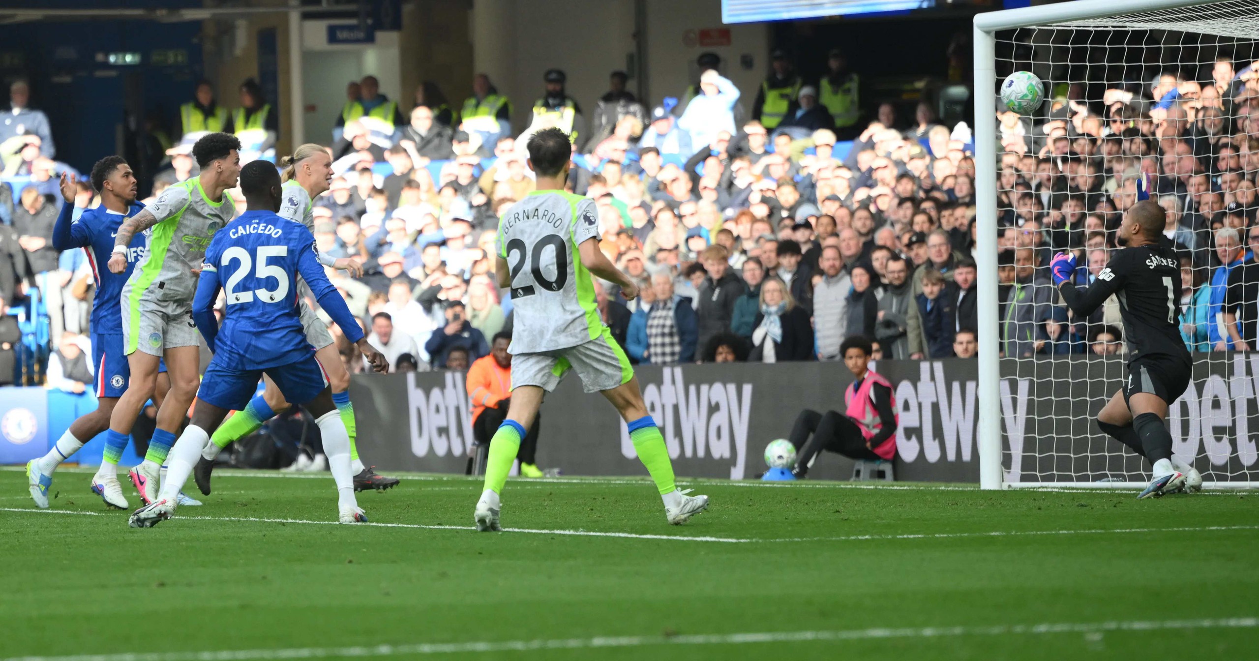 “Kịch bản điên rồ” chờ Man City và Arsenal ở Ngoại hạng Anh - Ảnh 1.