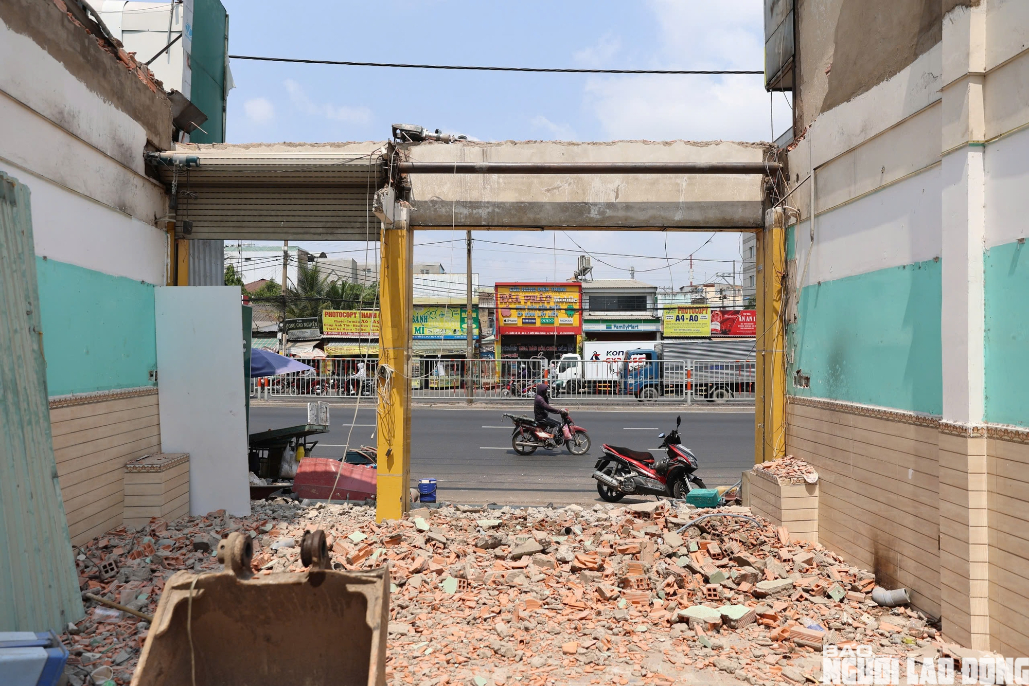 Nhà dân dọc quốc lộ 13 tháo dỡ phục vụ mở rộng tuyến đường đi Bình Dương - Ảnh 2.