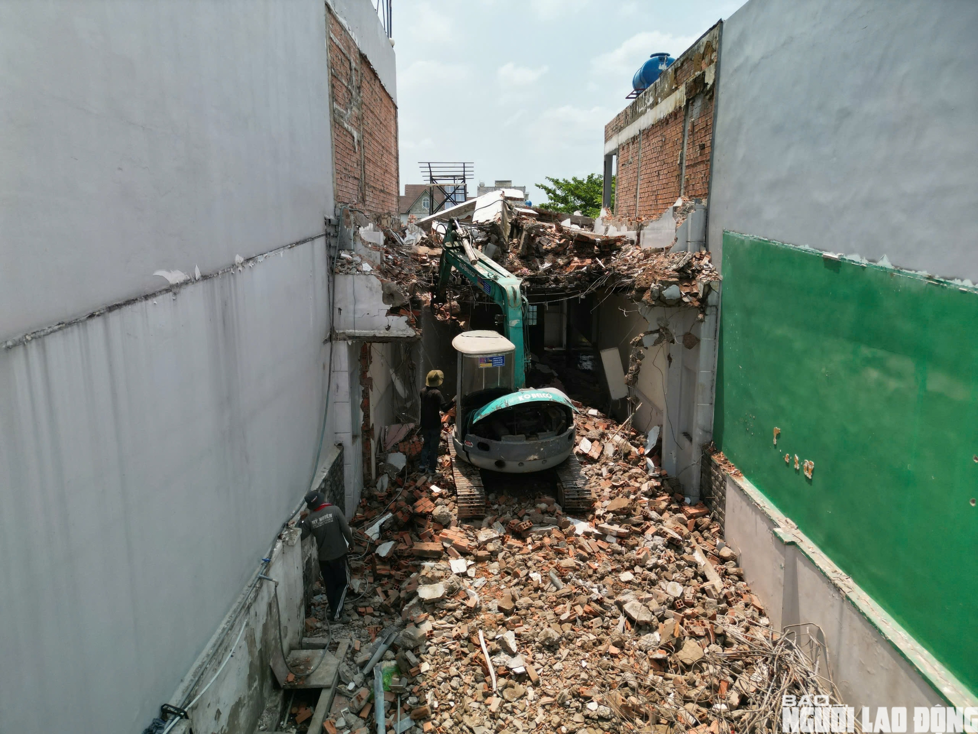 Nhà dân dọc quốc lộ 13 tháo dỡ phục vụ mở rộng tuyến đường đi Bình Dương - Ảnh 5.