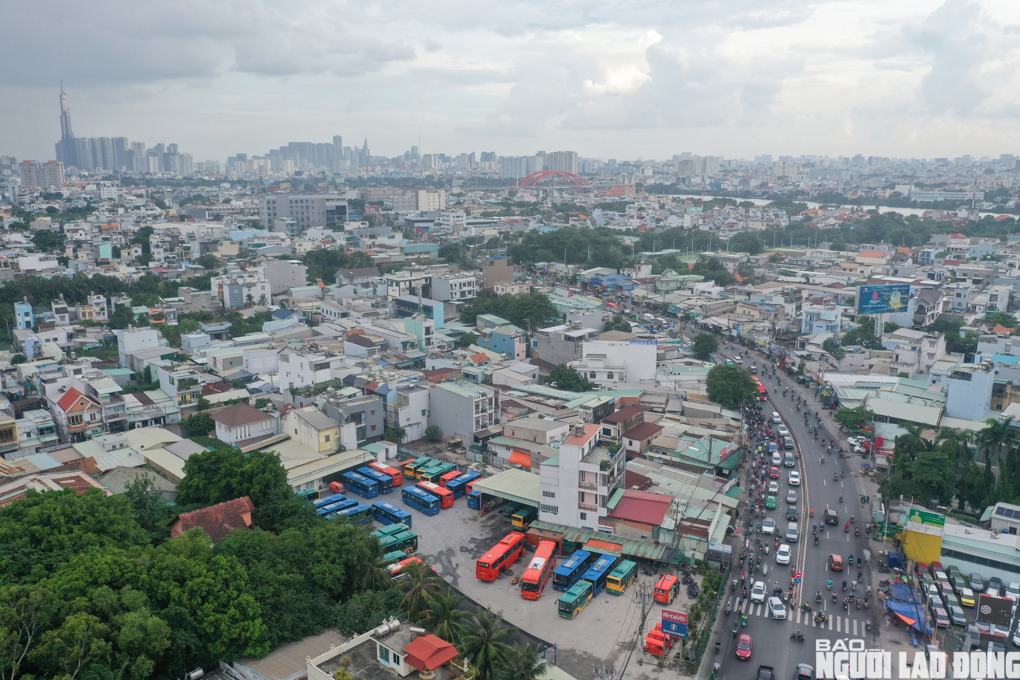 Hàng loạt nhà dân dọc quốc lộ 13 tháo dỡ, mở rộng tuyến đi Bình Dương - Ảnh 2.